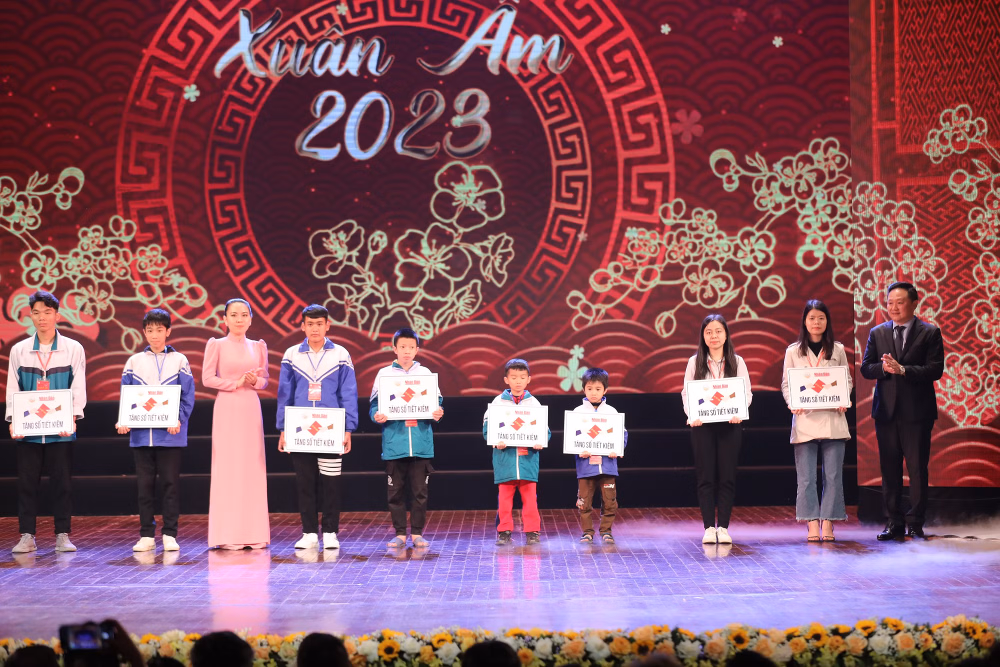 Phó Tổng Biên tập Báo Nhân Dân Phan Văn Hùng và đại diện Công ty TNHH KN Cam Ranh trao 11 sổ tiết kiệm từ Quỹ Hạt giống Việt cho các em học sinh nghèo hiếu học và các hộ gia đình có hoàn cảnh đặc biệt khó khăn.