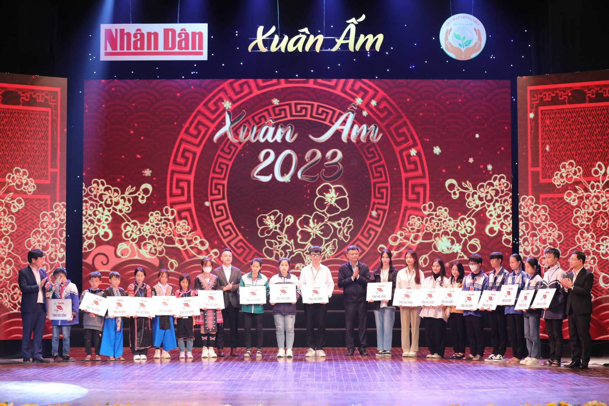 Phó Chủ tịch Hội đồng quản lý Quỹ Hạt giống Việt Vũ Viết Đoàn, Giám đốc Trung tâm Truyền hình Nhân Dân Vũ Duy Hưng, đại diện Tập đoàn Dầu khí quốc gia Việt Nam và Ngân hàng thương mại cổ phần Quân đội trao 20 suất học bổng của Quỹ Hạt giống Việt cho các em học sinh có hoàn cảnh khó khăn.