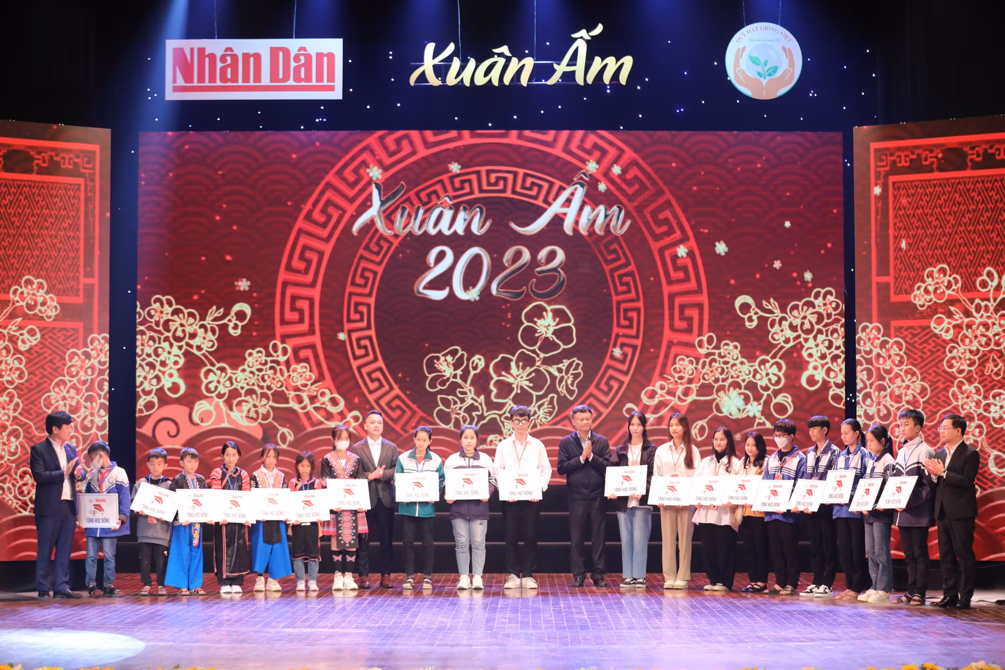 Phó Chủ tịch Hội đồng quản lý Quỹ Hạt giống Việt Vũ Viết Đoàn, Giám đốc Trung tâm Truyền hình Nhân Dân Vũ Duy Hưng, đại diện Tập đoàn Dầu khí quốc gia Việt Nam và Ngân hàng thương mại cổ phần Quân đội trao 20 suất học bổng của Quỹ Hạt giống Việt cho các em học sinh có hoàn cảnh khó khăn.