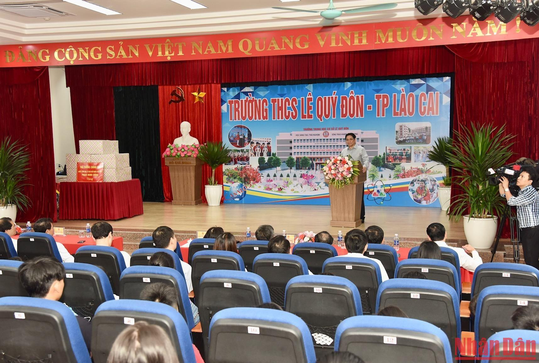 Thủ tướng nhấn mạnh, giáo dục và đào tạo là quốc sách hàng đầu, là sự nghiệp của Đảng, Nhà nước và của toàn dân. Đảng, Nhà nước ta xác định lấy con người là trung tâm, là chủ thể, là mục tiêu, là động lực, là nguồn lực phát triển. Giáo dục là nền tảng hết sức quan trọng để tạo ra nguồn nhân lực chất lượng cao, đáp ứng yêu cầu phát triển đất nước trong mỗi thời kỳ.