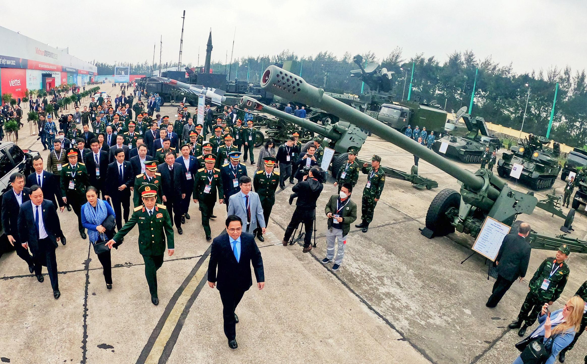 Các phương tiện chiến đấu, giải pháp công nghệ, vũ khí trưng bày tại không gian ngoài trời.