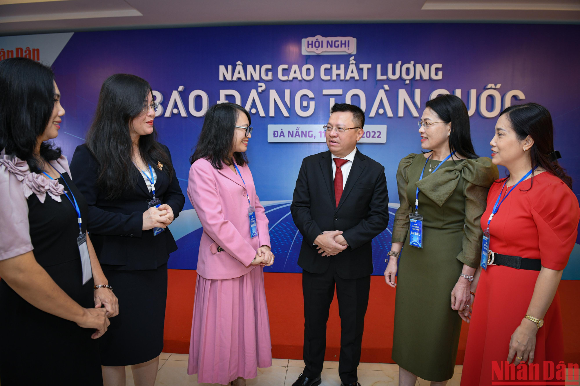 Nhận diện nhiều thách thức cần phải vượt qua của báo chí trong thời đại công nghệ 4.0, kỳ vọng vào sự đổi mới mạnh mẽ hơn nữa của hệ thống báo Đảng, nhiều đại biểu tham dự Hội nghị “Nâng cao chất lượng báo Đảng toàn quốc” đã bày tỏ tâm huyết, đề xuất những giải pháp mong muốn hệ thống báo Đảng ngày càng phát triển.