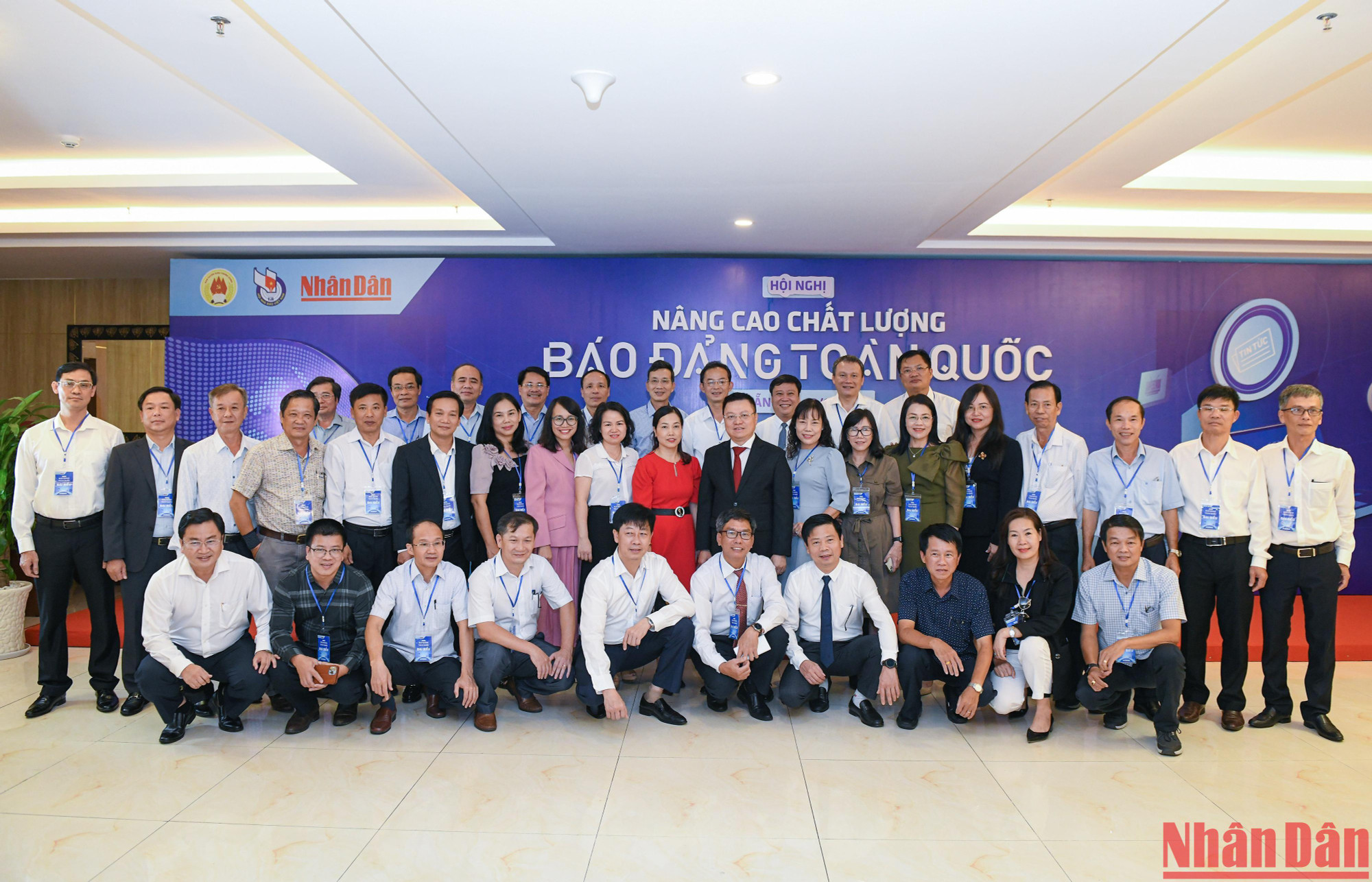 Tổng Biên tập Báo Nhân Dân Lê Quốc Minh chụp ảnh cùng các Tổng biên tập các báo Đảng và địa phương.