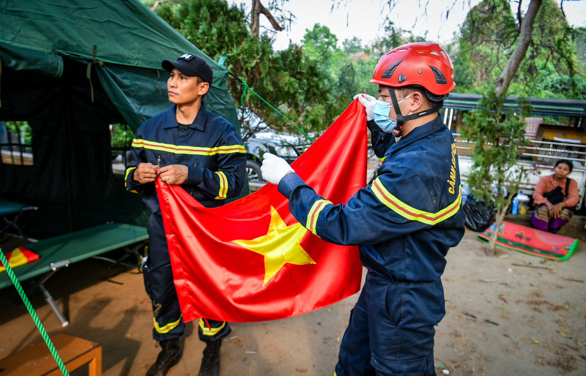 [Ảnh] Đoàn cứu nạn, cứu hộ Việt Nam chia sẻ nỗi mất mát với người dân vùng động đất Myanmar ảnh 4