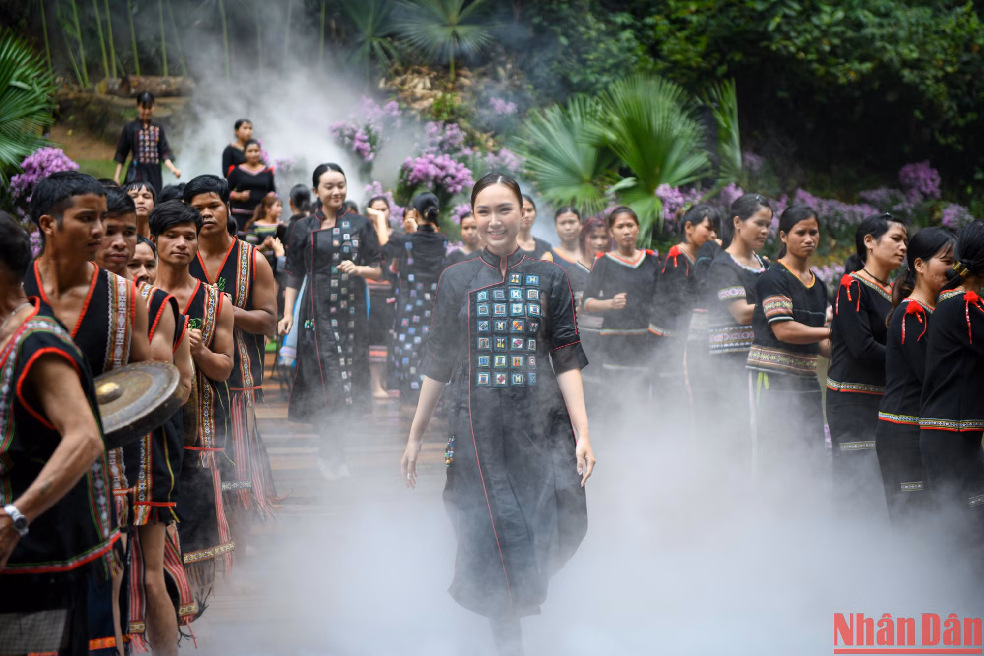 Hơn 100 diễn viên không chuyên người dân tộc và 40 nghệ sĩ, diễn viên, người mẫu đã diễn đạt câu chuyện thổ cẩm dệt bằng sợi tơ của Bảo Lộc giữa rừng núi đại ngàn Tây Nguyên, nơi được mệnh danh là "nàng thơ" của Kon Tum.