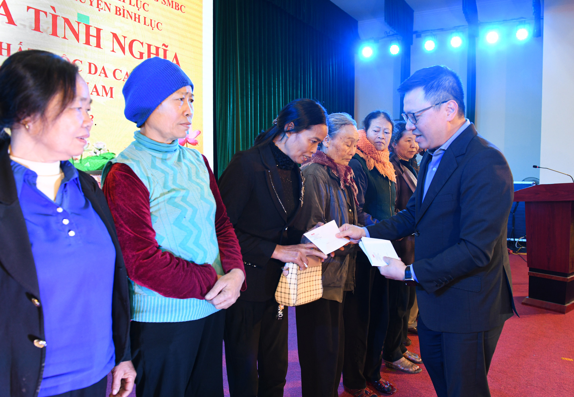 Riêng trong năm 2022, một trong những hoạt động thiện nguyện rất ý nghĩa của Báo Nhân Dân chính là phối hợp cùng Công ty tài chính TNHH Ngân hàng Việt Nam thịnh vượng SMBC triển khai xây mới 4 căn nhà và cải tạo, sửa chữa 1 căn nhà cho 5 gia đình nạn nhân chất độc da cam/dioxin ở huyện Bình Lục, tỉnh Hà Nam.