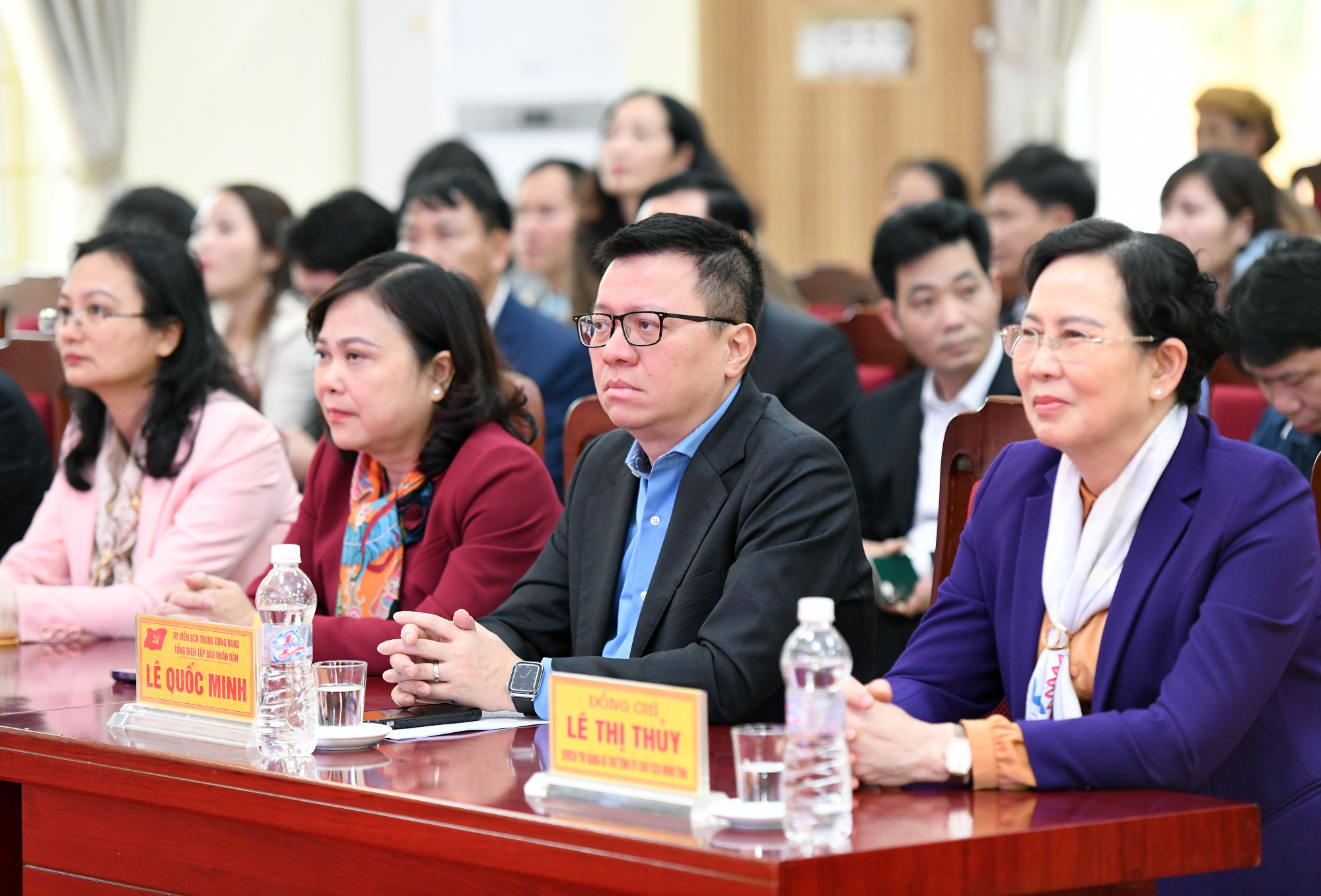 Tham dự có các đồng chí Ủy viên Trung ương Đảng: Lê Quốc Minh, Tổng Biên tập Báo Nhân Dân, Phó Trưởng Ban Tuyên giáo Trung ương, Chủ tịch Hội Nhà báo Việt Nam; Lê Thị Thủy, Bí thư Tỉnh ủy, Chủ tịch Hội đồng nhân dân tỉnh Hà Nam.