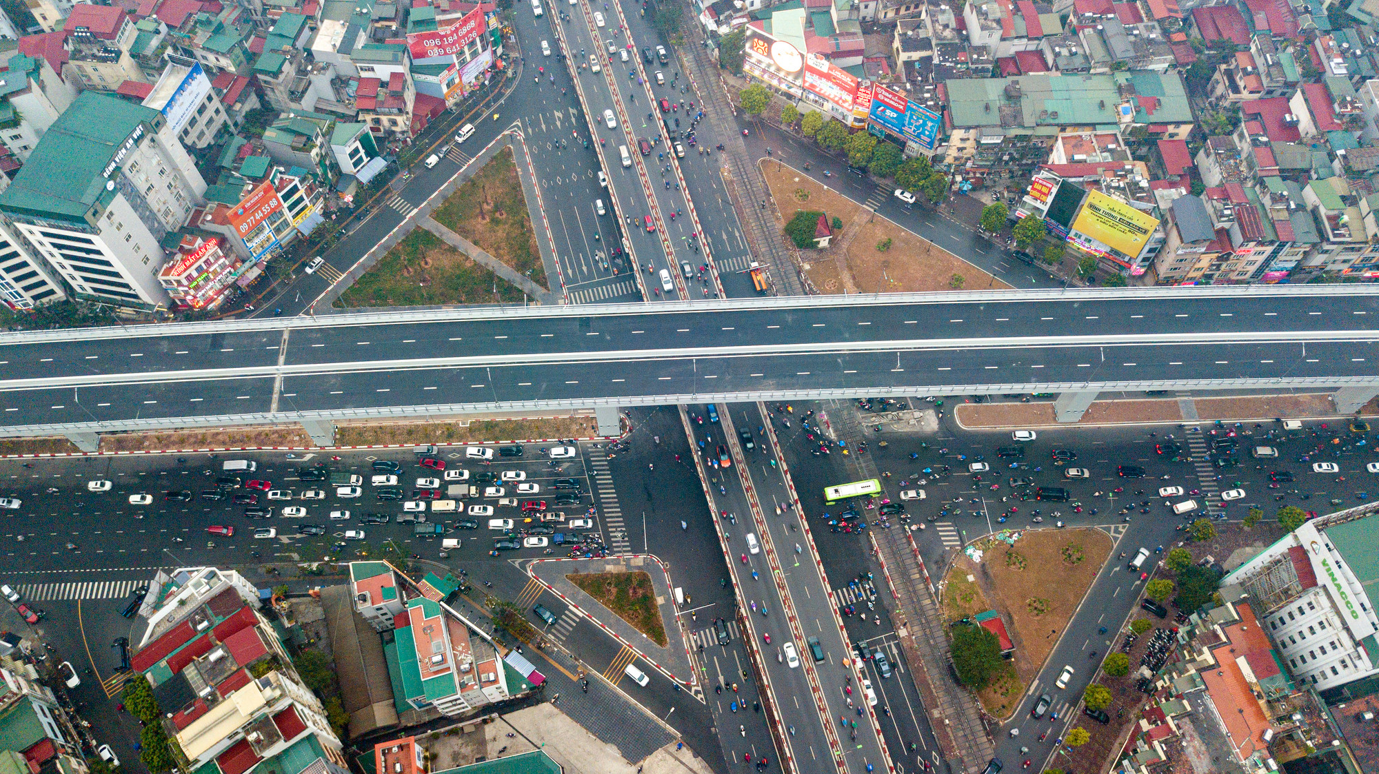 Đường Vành đai 2 tạo nên diện mạo mới hiện đại cho giao thông Thủ đô. Đường Vành đai 2 tạo nên diện mạo mới hiện đại cho giao thông Thủ đô.