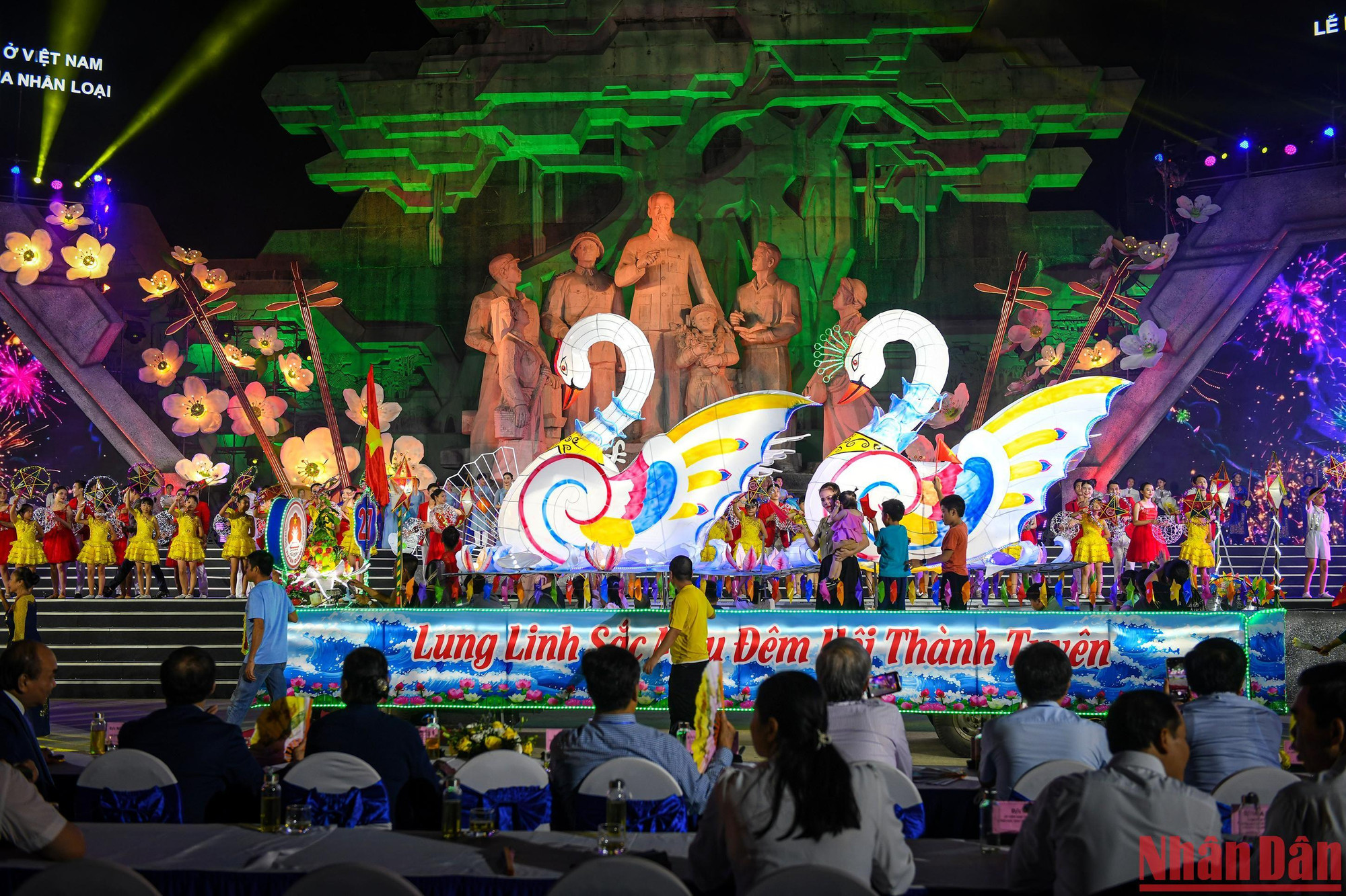 Những mô hình Trung thu khổng lồ tạo nên Đêm hội Thành Tuyên lung linh sắc màu.