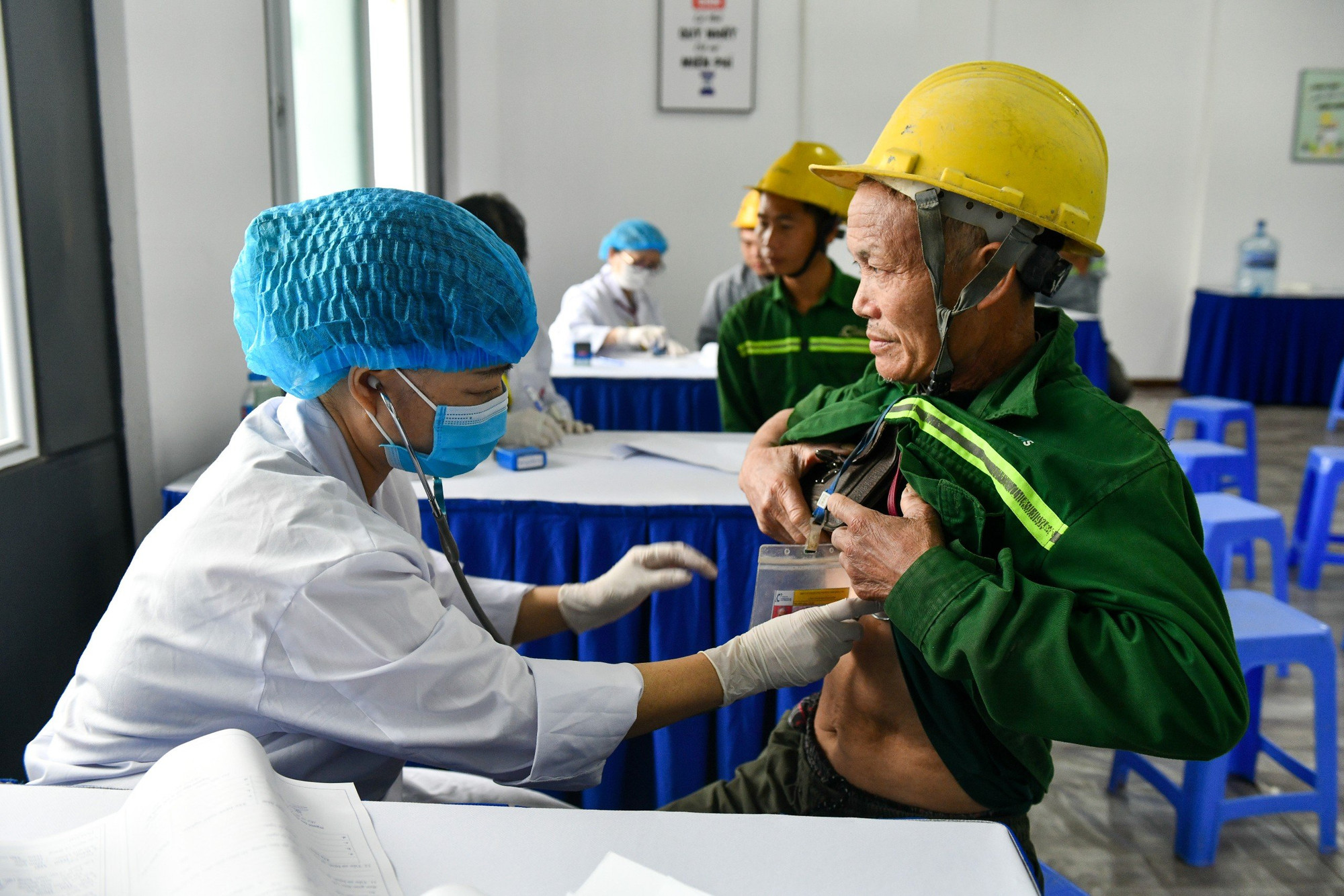 Các công nhân sẽ được các y bác sĩ khám tổng quát tại khu vực được bố trí sẵn từ trước.
