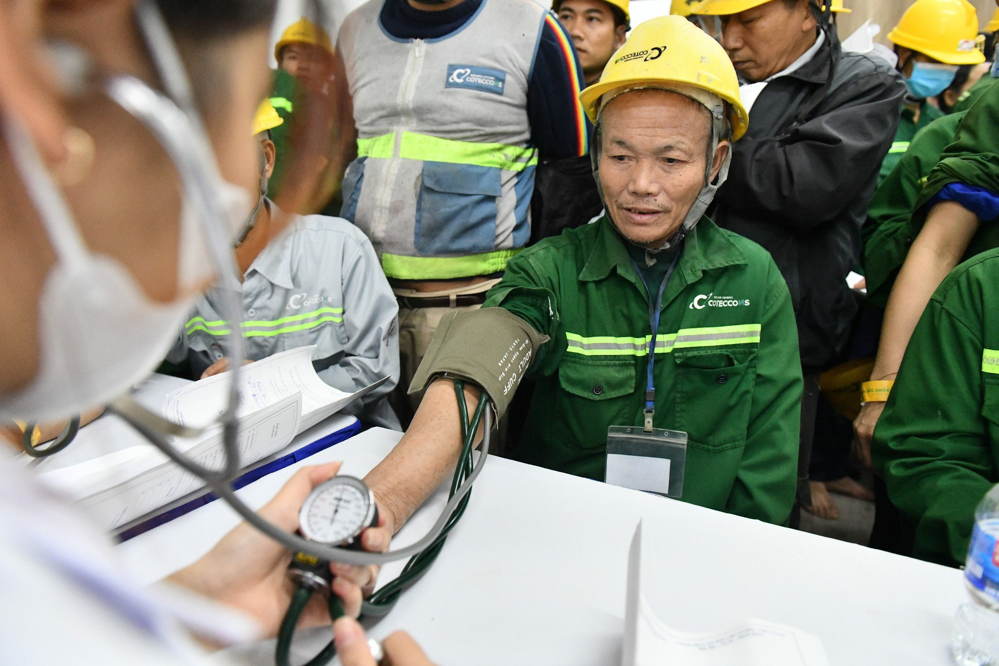 Nam công nhân được đo huyết áp một cách cẩn thận.