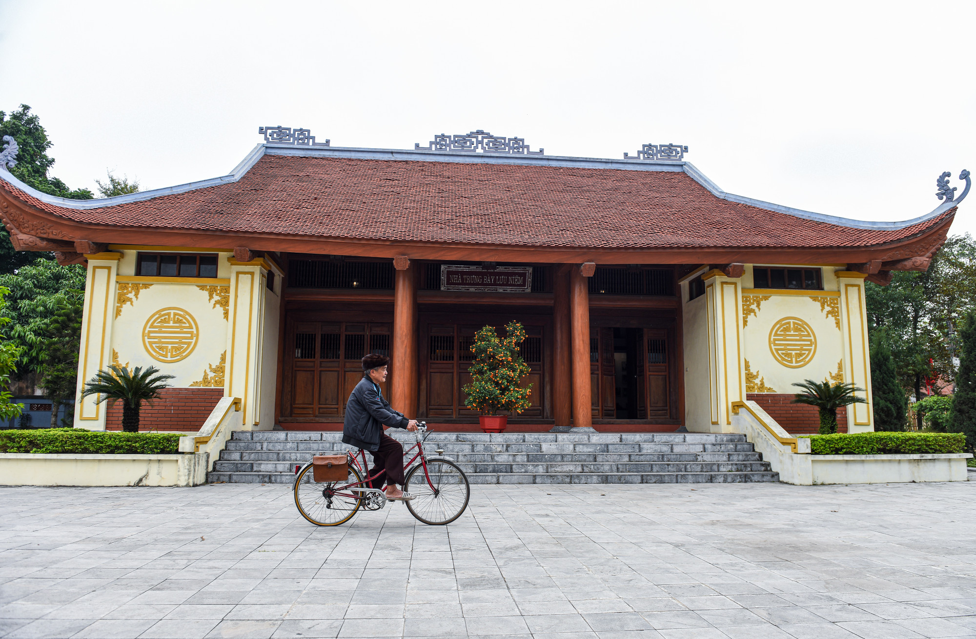 Ông Đặng Đình Được, người trông coi khu di tích cho hay, công trình được khởi công xây dựng vào tháng 3/2002 trên nền đất cũ của gia đình Tổng Bí thư Nguyễn Văn Linh. Tới tháng 9/2004, công trình được hoàn thành. Ban đầu, khuôn viên khu lưu niệm rộng 2000m2. Hạng mục chính là Nhà tưởng niệm 5 gian, tường xây kết cấu mái gỗ lim, cửa thượng song hạ bản. Sau khi nâng cấp, tu bổ, khu lưu niệm được mở rộng như hiện nay. Phong cách kiến trúc khu lưu niệm giống như nhà thờ truyền thống ở đồng bằng Bắc Bộ... Ông Đặng Đình Được, người trông coi khu di tích cho hay, công trình được khởi công xây dựng vào tháng 3/2002 trên nền đất cũ của gia đình Tổng Bí thư Nguyễn Văn Linh. Tới tháng 9/2004, công trình được hoàn thành. Ban đầu, khuôn viên khu lưu niệm rộng 2000m2. Hạng mục chính là Nhà tưởng niệm 5 gian, tường xây kết cấu mái gỗ lim, cửa thượng song hạ bản. Sau khi nâng cấp, tu bổ, khu lưu niệm được mở rộng như hiện nay. Phong cách kiến trúc khu lưu niệm giống như nhà thờ truyền thống ở đồng bằng Bắc Bộ...