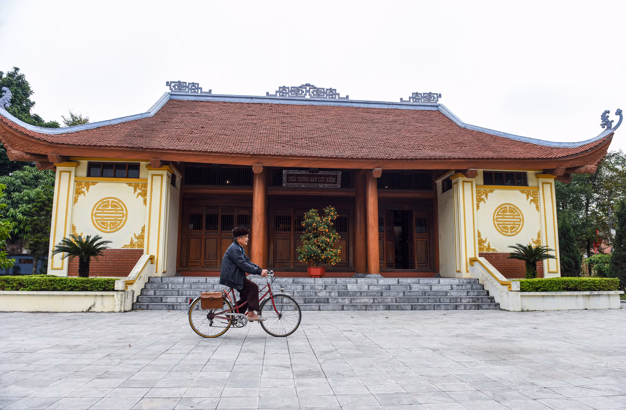 Ông Đặng Đình Được, người trông coi khu di tích cho hay, công trình được khởi công xây dựng vào tháng 3/2002 trên nền đất cũ của gia đình Tổng Bí thư Nguyễn Văn Linh. Tới tháng 9/2004, công trình được hoàn thành. Ban đầu, khuôn viên khu lưu niệm rộng 2000m2. Hạng mục chính là Nhà tưởng niệm 5 gian, tường xây kết cấu mái gỗ lim, cửa thượng song hạ bản. Sau khi nâng cấp, tu bổ, khu lưu niệm được mở rộng như hiện nay. Phong cách kiến trúc khu lưu niệm giống như nhà thờ truyền thống ở đồng bằng Bắc Bộ...