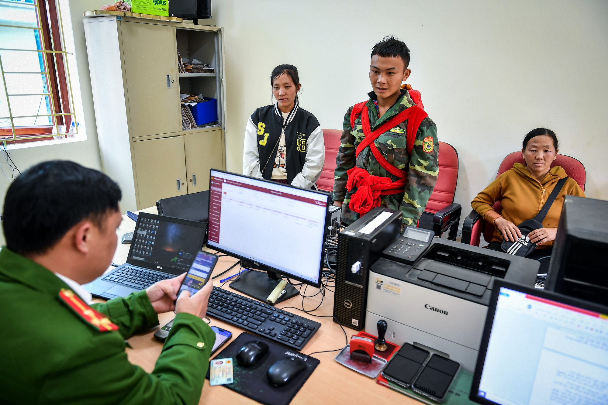 Trong năm 2023, Công an tỉnh Điện Biên đã tăng cường cán bộ, chiến sĩ từ các đơn vị nghiệp vụ xuống cơ sở để tổng rà soát các trường hợp chưa thu nhận căn cước công dân, định danh điện tử; thành lập các Tổ công tác lưu động để triển khai thực hiện. Kết quả, tính đến ngày 29/5/2023, Điện Biên là một trong 19 tỉnh trên cả nước hoàn thành 100% chỉ tiêu thu nhận căn cước công dân cho công dân đủ điều kiện trên địa bàn tỉnh (vượt kế hoạch của Bộ Công an giao 64 ngày). Tính đến ngày 4/10/2023, hoàn thành 100% chỉ tiêu thu nhận và kích hoạt tài khoản định danh điện tử VNeID (vượt chỉ tiêu của Bộ Công an giao 89 ngày).