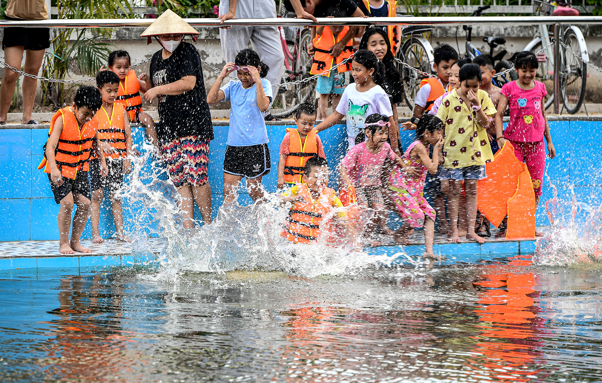 [Ảnh] Biến ao làng thành bể bơi miễn phí cho trẻ ảnh 5