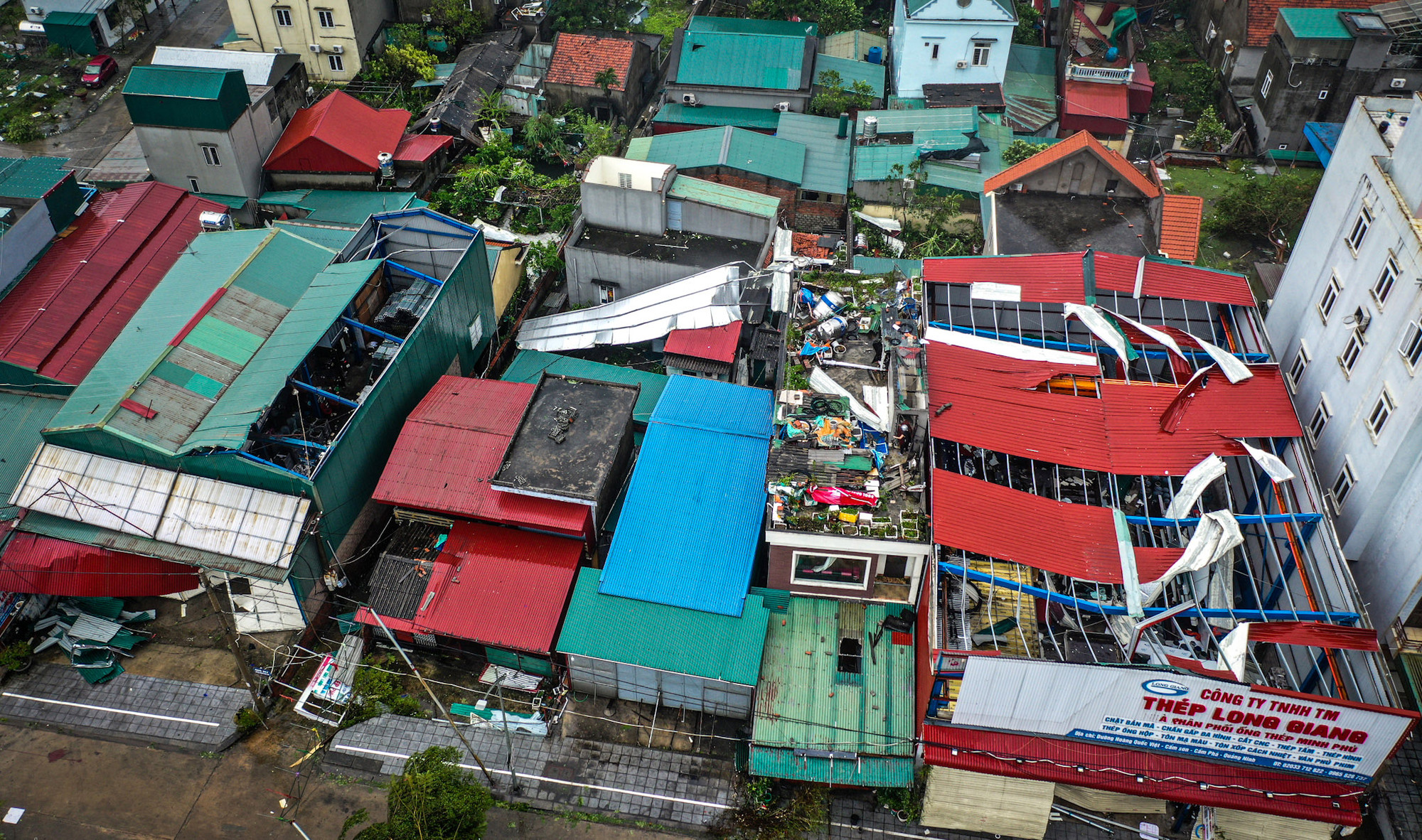 Nhìn từ góc nhìn trên cao, có thể thấy tàn phá khủng khiếp của bão số 3 trên diện rộng. Một loạt ngôi nhà san sát nhau đều bị "bốc mái", để lộ ra rất nhiều đồ đạc phía bên trong.
