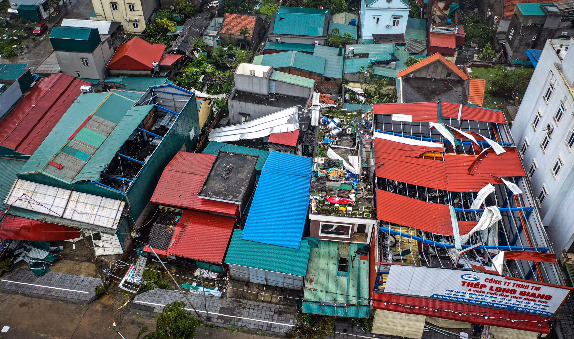 Nhìn từ góc nhìn trên cao, có thể thấy tàn phá khủng khiếp của bão số 3 trên diện rộng. Một loạt ngôi nhà san sát nhau đều bị "bốc mái", để lộ ra rất nhiều đồ đạc phía bên trong. Nhìn từ góc nhìn trên cao, có thể thấy tàn phá khủng khiếp của bão số 3 trên diện rộng. Một loạt ngôi nhà san sát nhau đều bị "bốc mái", để lộ ra rất nhiều đồ đạc phía bên trong.