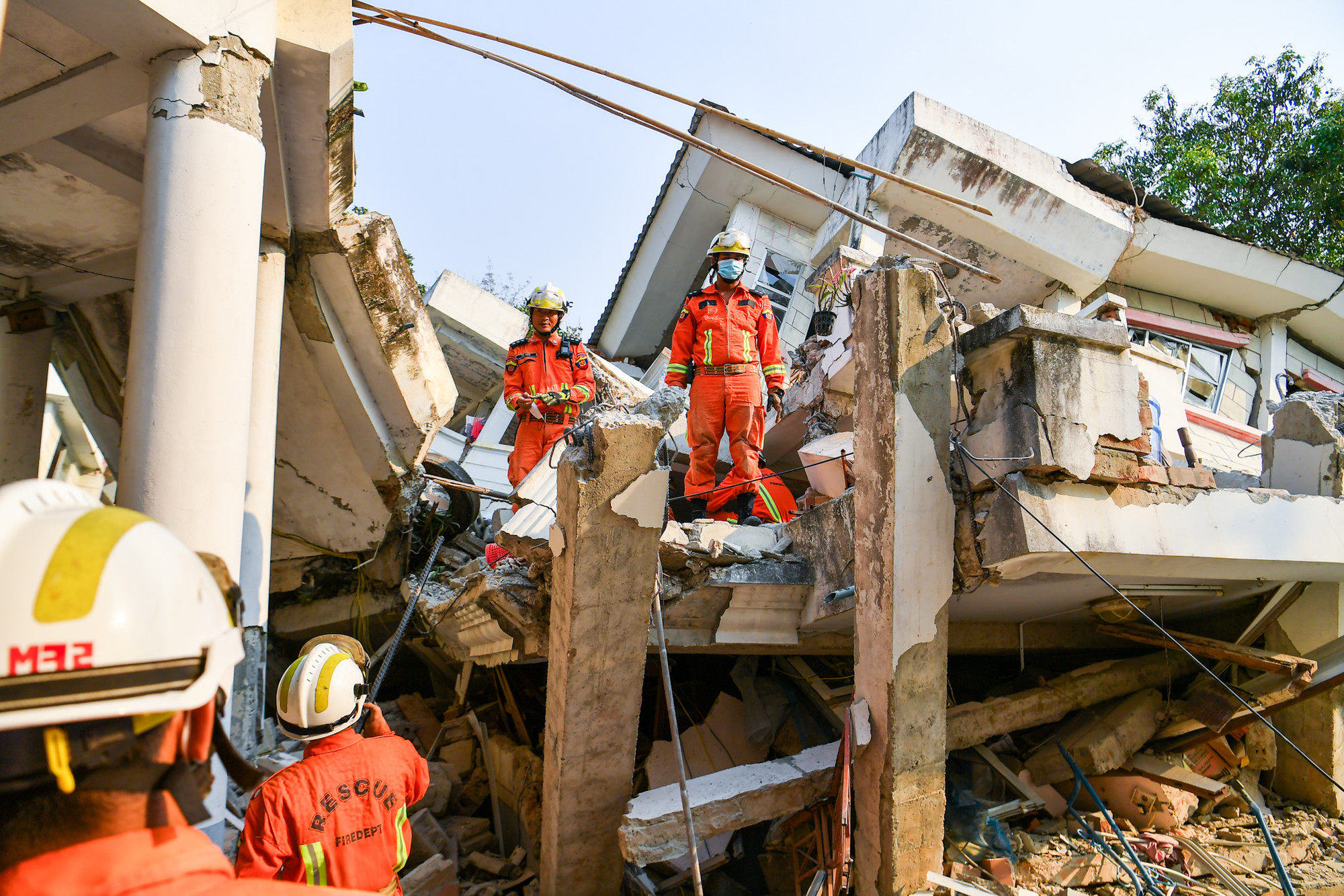 [Ảnh] Người thân nạn nhân vụ động đất ở Myanmar xúc động và biết ơn đoàn cứu nạn, cứu hộ Bộ Quốc phòng Việt Nam ảnh 11