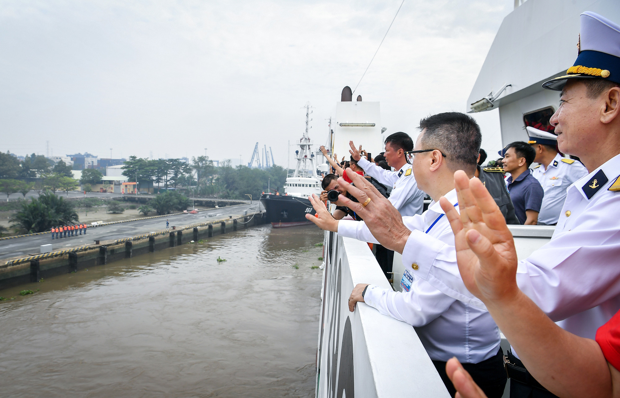 [Ảnh] Đoàn công tác 100 nhà báo của Hội Nhà báo Việt Nam thăm quân và dân huyện đảo Trường Sa ảnh 13