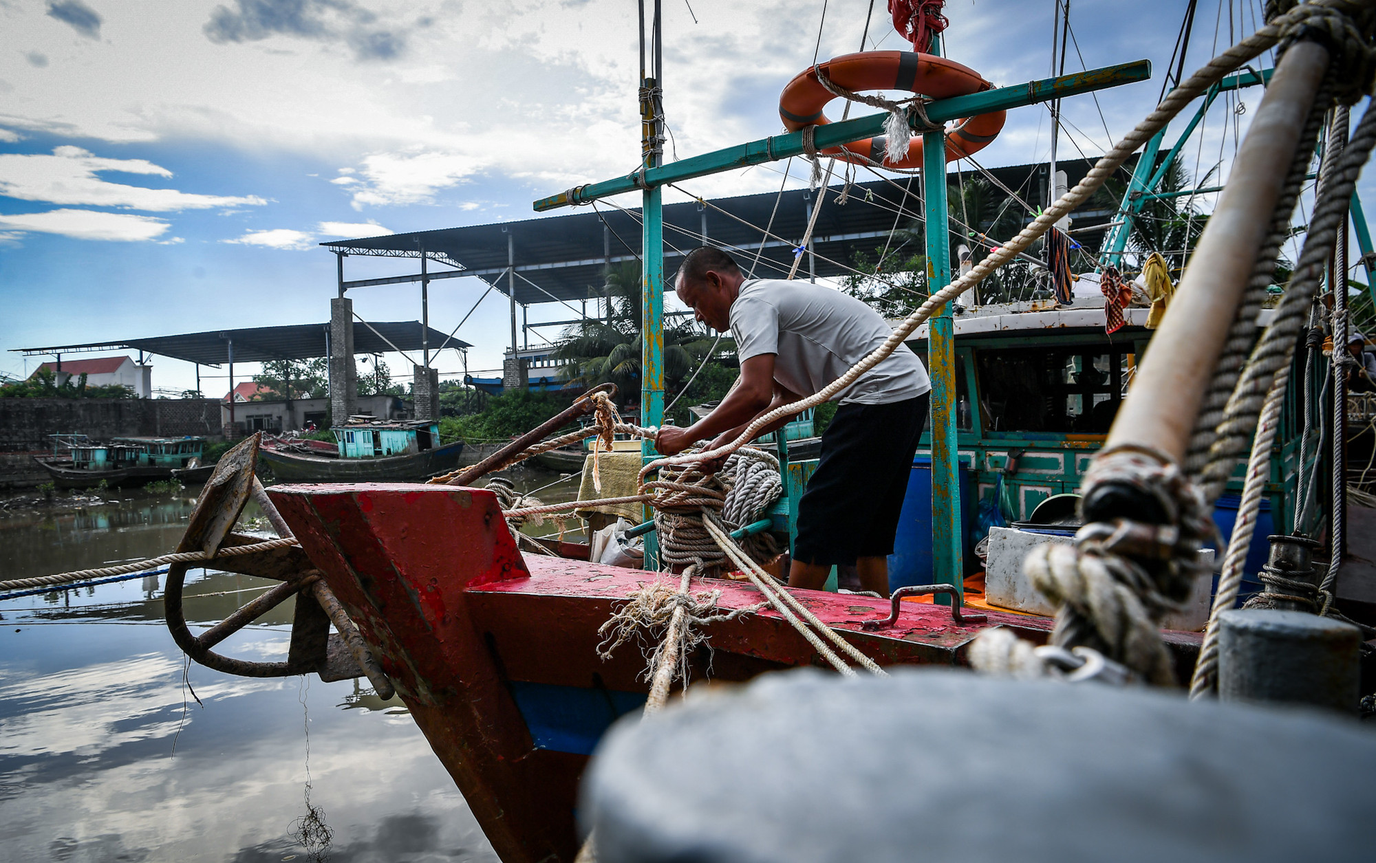Với kinh nghiệm nhiều năm đi biển, ông Tứ cho rằng, khả năng bão số 3 sẽ rất lớn. "Không thể chủ quan được. Chúng tôi gọi nhau phải trở về đất liền tránh ngay. Từ hôm qua, tất cả mọi người cùng chằng buộc lại tất cả thuyền bè trong vụng nước nằm sâu bên trong nhánh sông Bạch Đằng", vừa gia cố lại mũi tàu, ngư dân 43 tuổi vừa nói.