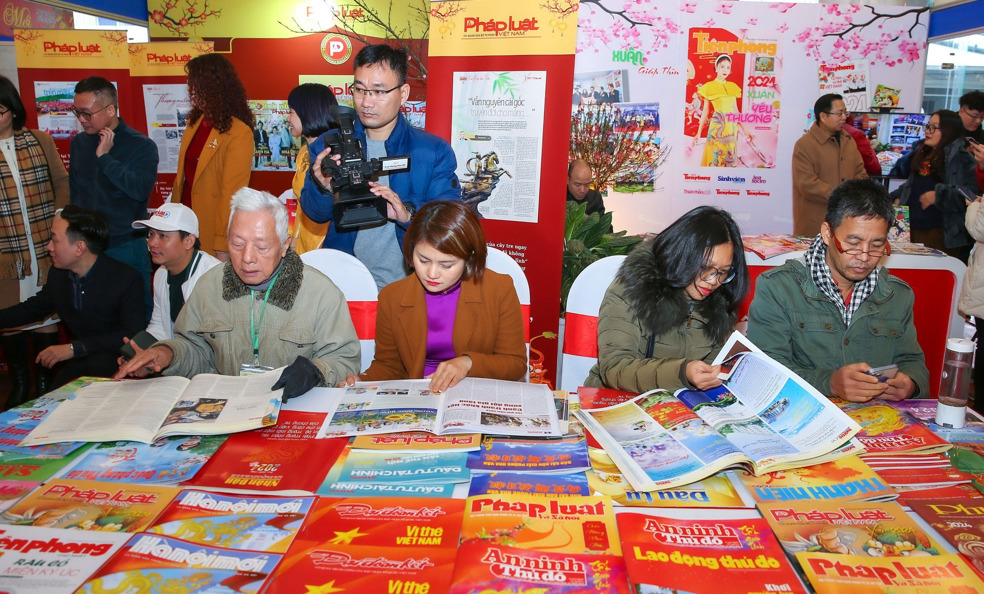 Trong khuôn khổ Hội báo Xuân sẽ diễn ra nhiều hoạt động chuyên sâu về nghề nghiệp, trao đổi công nghệ làm báo hiện đại. Sau khi kết thúc Hội báo Xuân, Ban tổ chức sẽ gửi báo tặng bộ đội biên phòng trên cả nước. Hội báo Xuân Giáp Thìn 2024 diễn ra trong 2 ngày 29 và 30/1, tại Cung Văn hóa Hữu nghị Việt Xô.