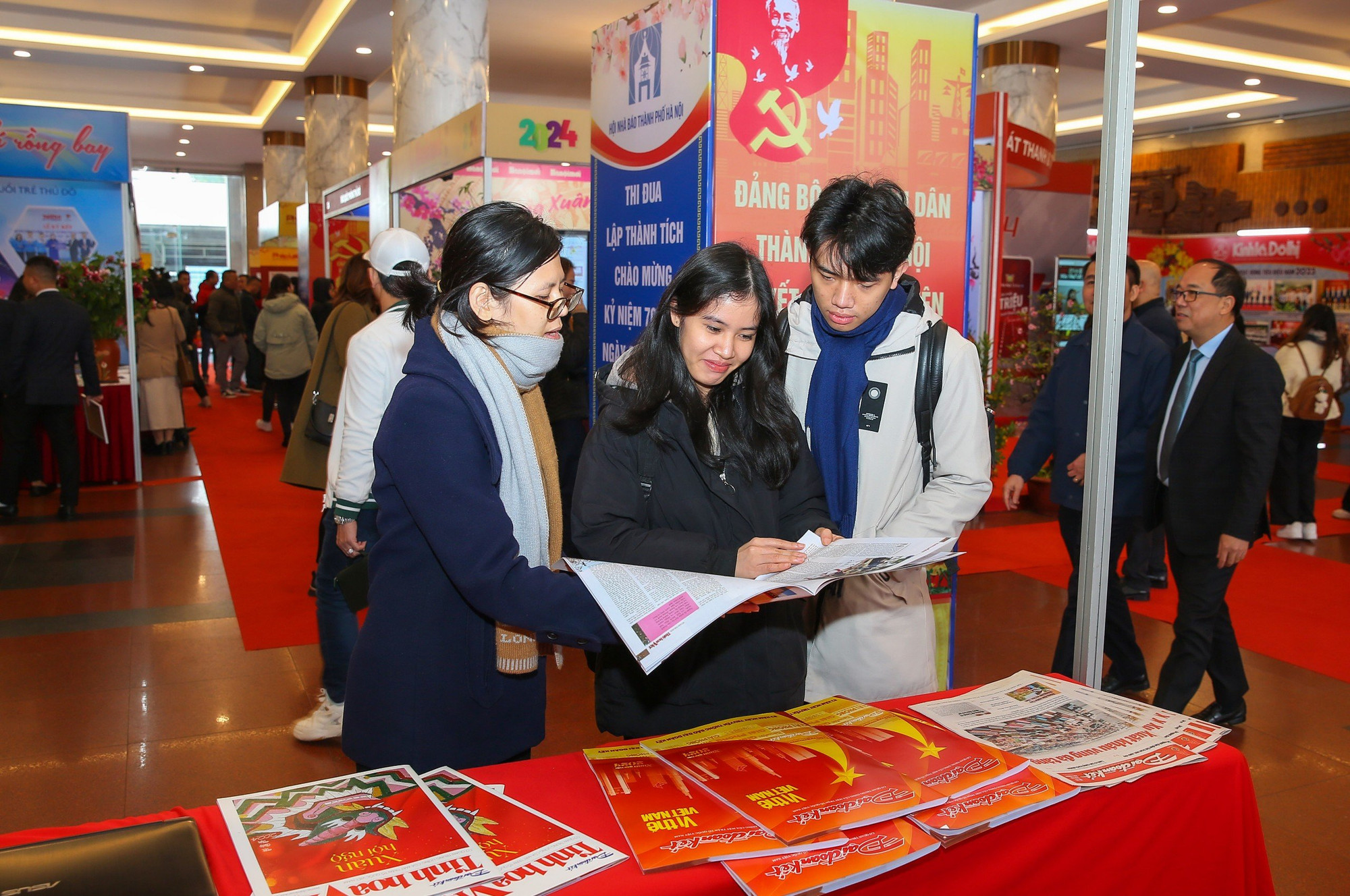 Các bạn sinh viên trẻ Thủ đô cũng rất quan tâm đến Hội báo Xuân Giáp Thìn Hà Nội 2024.