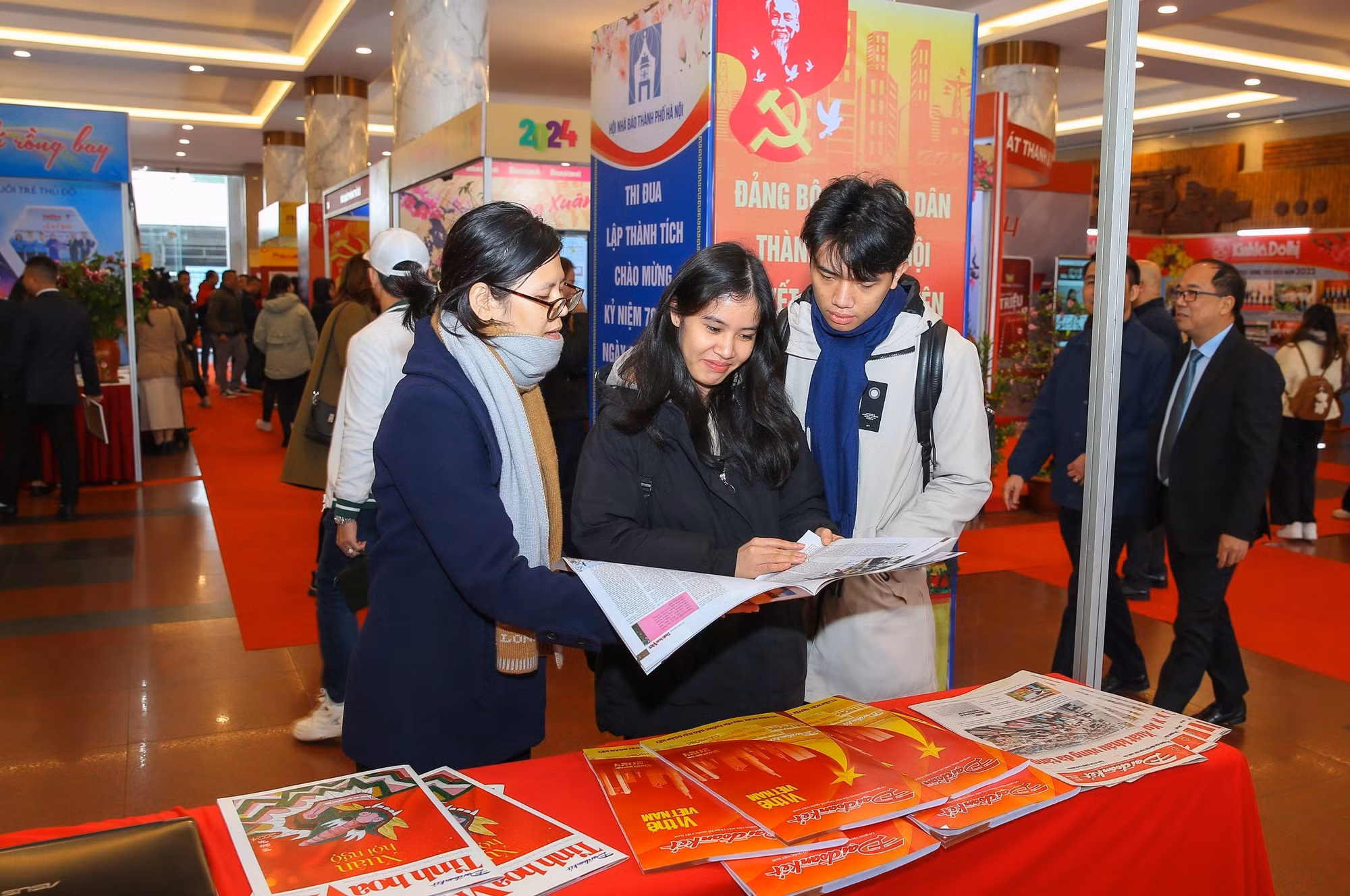 Các bạn sinh viên trẻ Thủ đô cũng rất quan tâm đến Hội báo Xuân Giáp Thìn Hà Nội 2024.