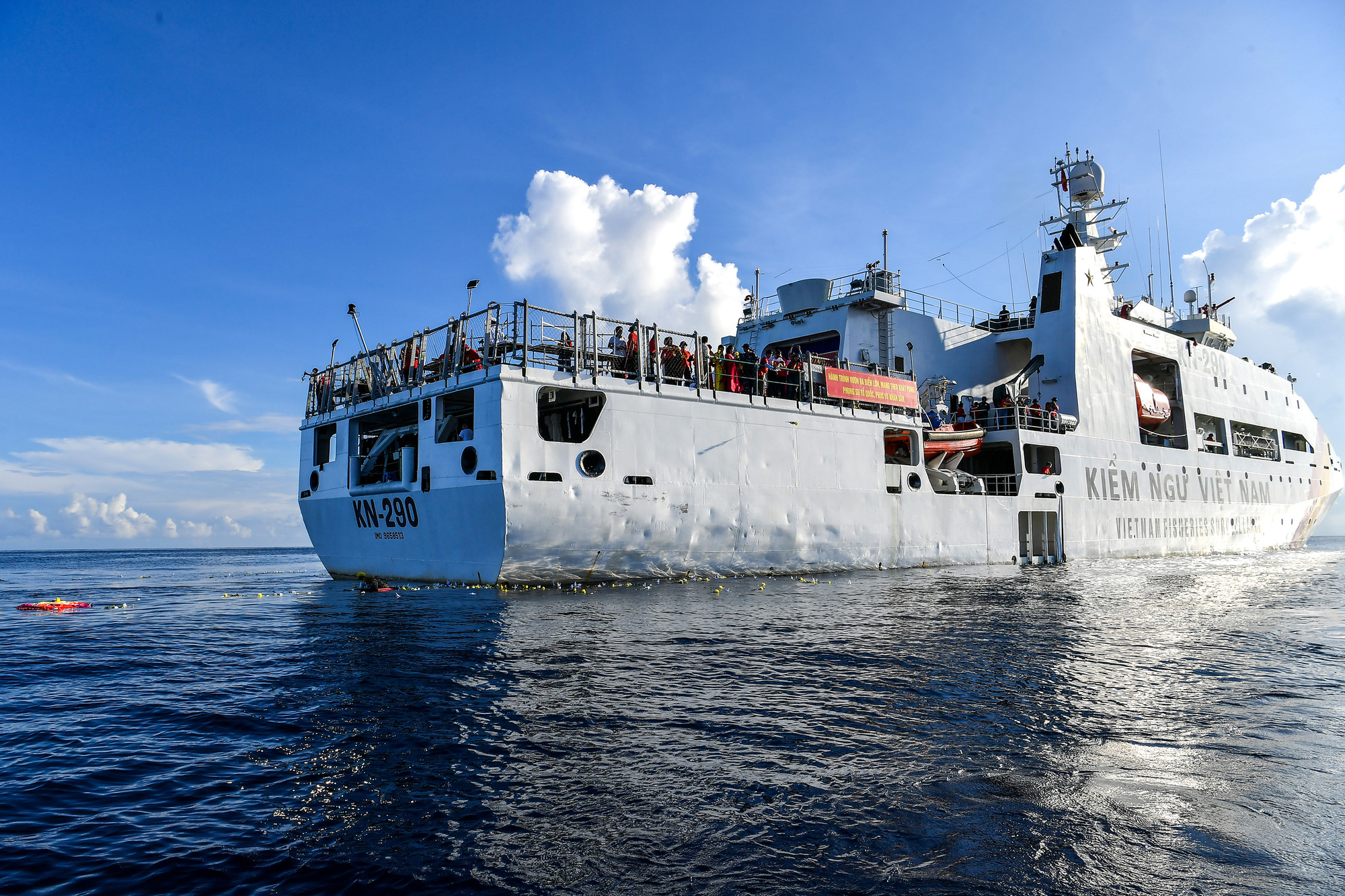 Từ phía dưới cano ở mặt biển nhìn lên boong tàu Kiểm Ngư 290, tôi thấy được cả đoàn công tác số 25 mắt nhắm nghiền, mặt hướng về phía trời xanh trong giây phút xúc động ấy.