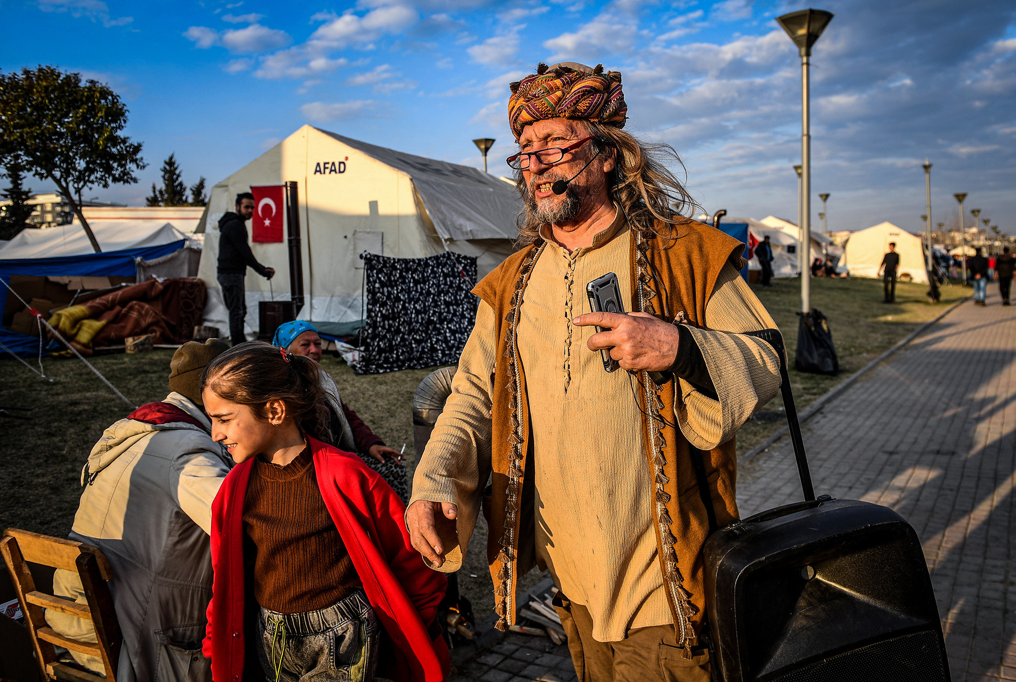 Vài ngày sau khi thảm họa động đất xảy ra, Mehmet Tahir Ikiler, Giám đốc nghệ thuật một nhà hát tại Thủ đô Ankara (Thổ Nhĩ Kỳ) đã lái chiếc xe tải nhỏ của mình hướng về vùng đại địa chấn. Mang theo bộ phục trang chú hề và chiếc loa kéo, ông bắt đầu hành trình của riêng mình nhằm xoa dịu nỗi đau cho những đứa trẻ trong lòng đại địa chấn.