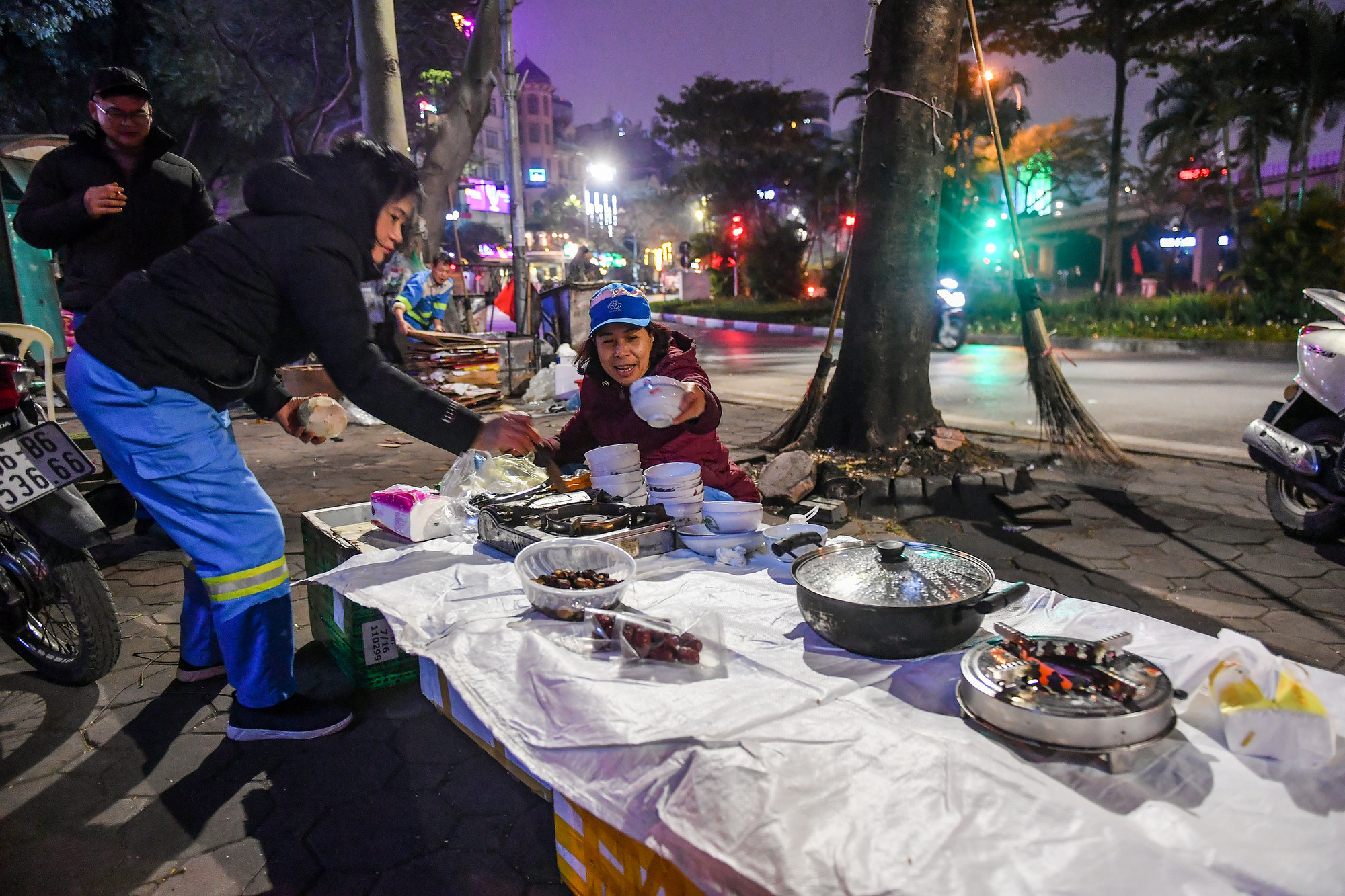 "Chị em chúng tôi mỗi người ở một quê nhưng cùng cảnh công nhân vệ sinh môi trường vất vả nên cùng nhau chia sẻ, xem nhau như chị em trong nhà. Chỉ còn 1 ngày nữa sẽ đến Tết Nguyên đán, tranh thủ tối muộn làm xong việc chị em cùng tập trung về đây nấu ăn, trò chuyện sau một năm tất tả mưu sinh", Tổ trưởng Quang tâm sự.