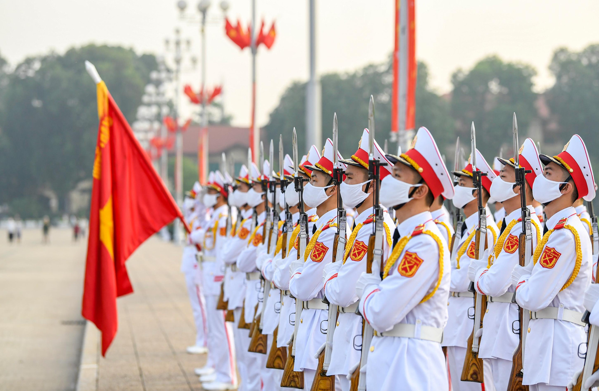 Đội tiêu binh danh dự bồng súng chào.