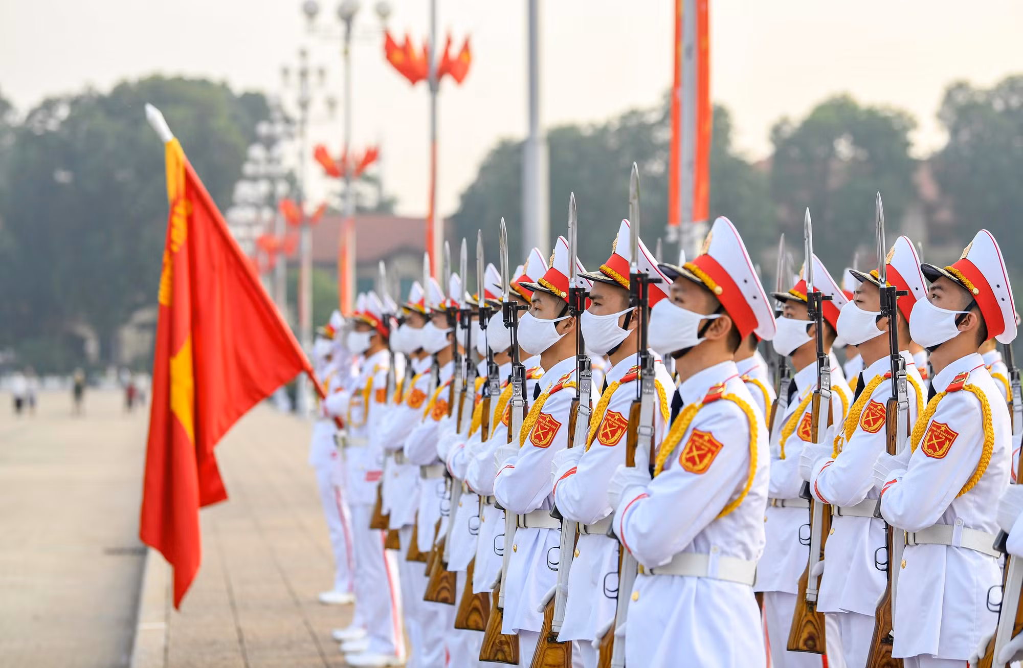 Đội tiêu binh danh dự bồng súng chào.