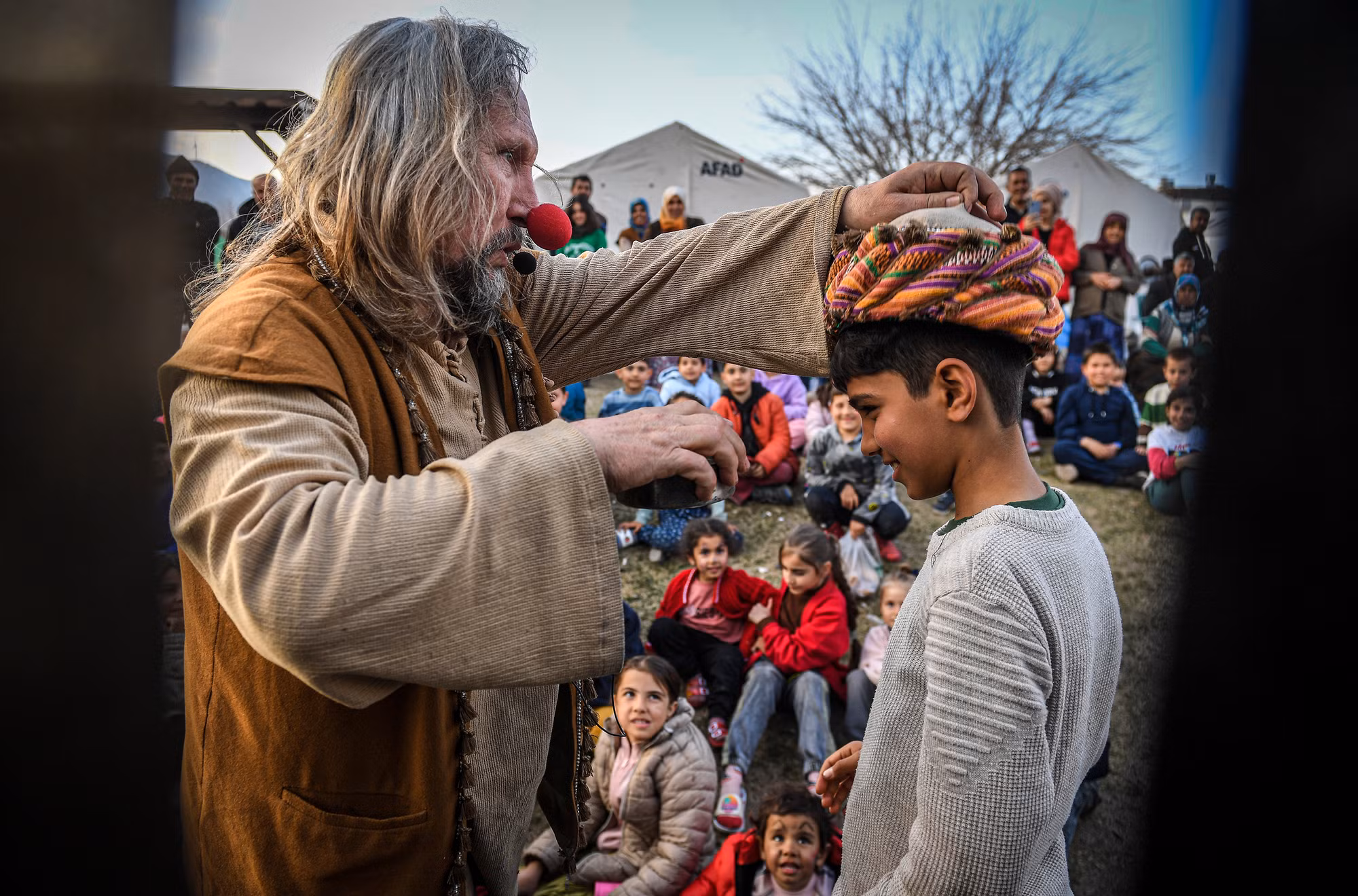 Trong ánh mắt đón đợi của trẻ, Mehmet bắt đầu buổi diễn. Efekaan, 12 tuổi được mời lên chứng kiến Mehmet đập một quả trứng gà vào khay. Người nghệ sĩ từ Ankara cầm khay trứng, tay còn lại nâng chiếc mũ kếp bằng vải lên xuống theo nhịp điệu, miệng không ngừng hô: Ma thuật! Ma thuật!