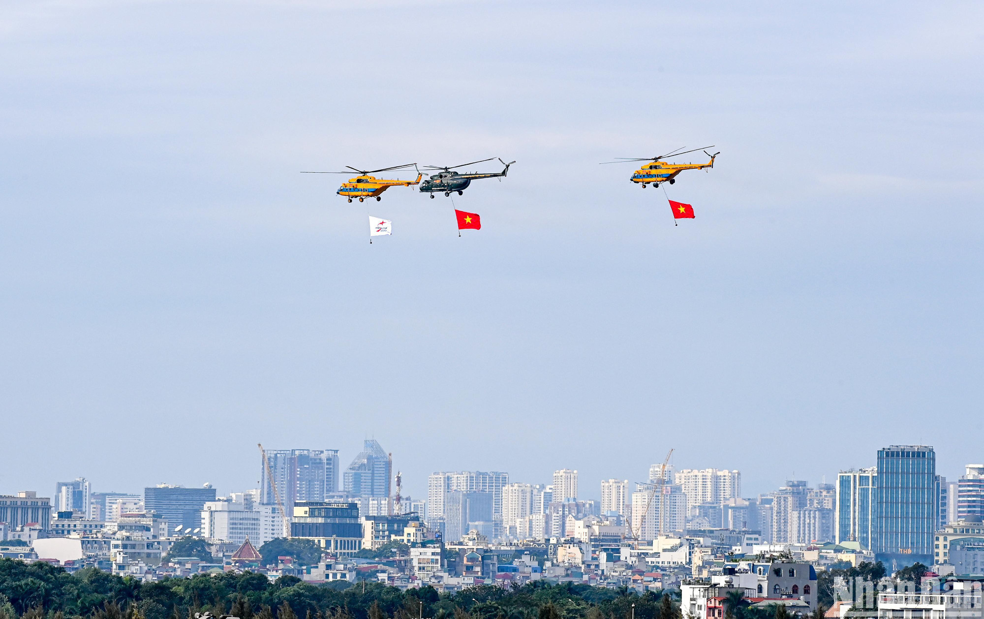 Ngày 2/12, máy bay chiến đấu Su-30MK2 đã thực hành thao diễn chuẩn bị trước giờ khai mạc triển lãm Quốc phòng quốc tế Việt Nam 2022.