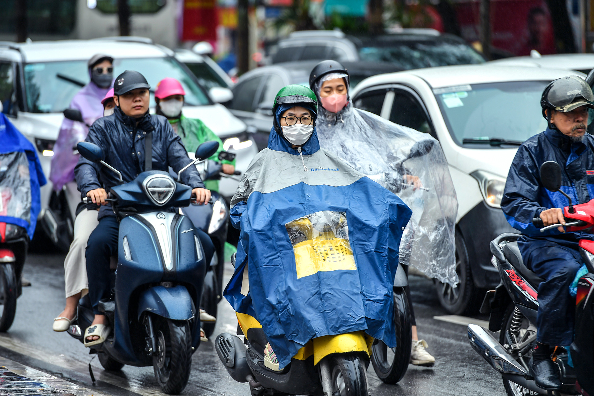 Trời mưa rét cùng giao thông ùn tắc, người dân đi làm ngày đầu tuần đã cảm nhận được cái lạnh rõ rệt sau nhiều ngày ấm áp.