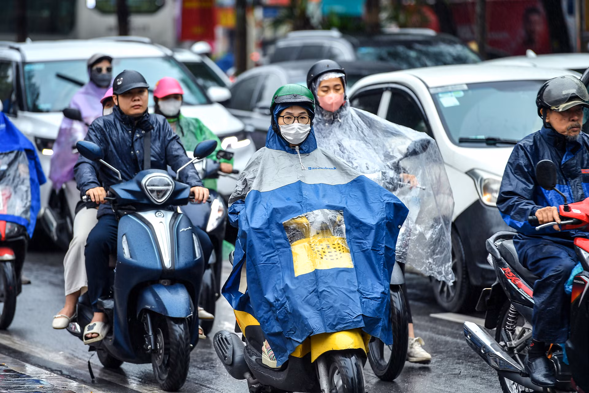 Trời mưa rét cùng giao thông ùn tắc, người dân đi làm ngày đầu tuần đã cảm nhận được cái lạnh rõ rệt sau nhiều ngày ấm áp.