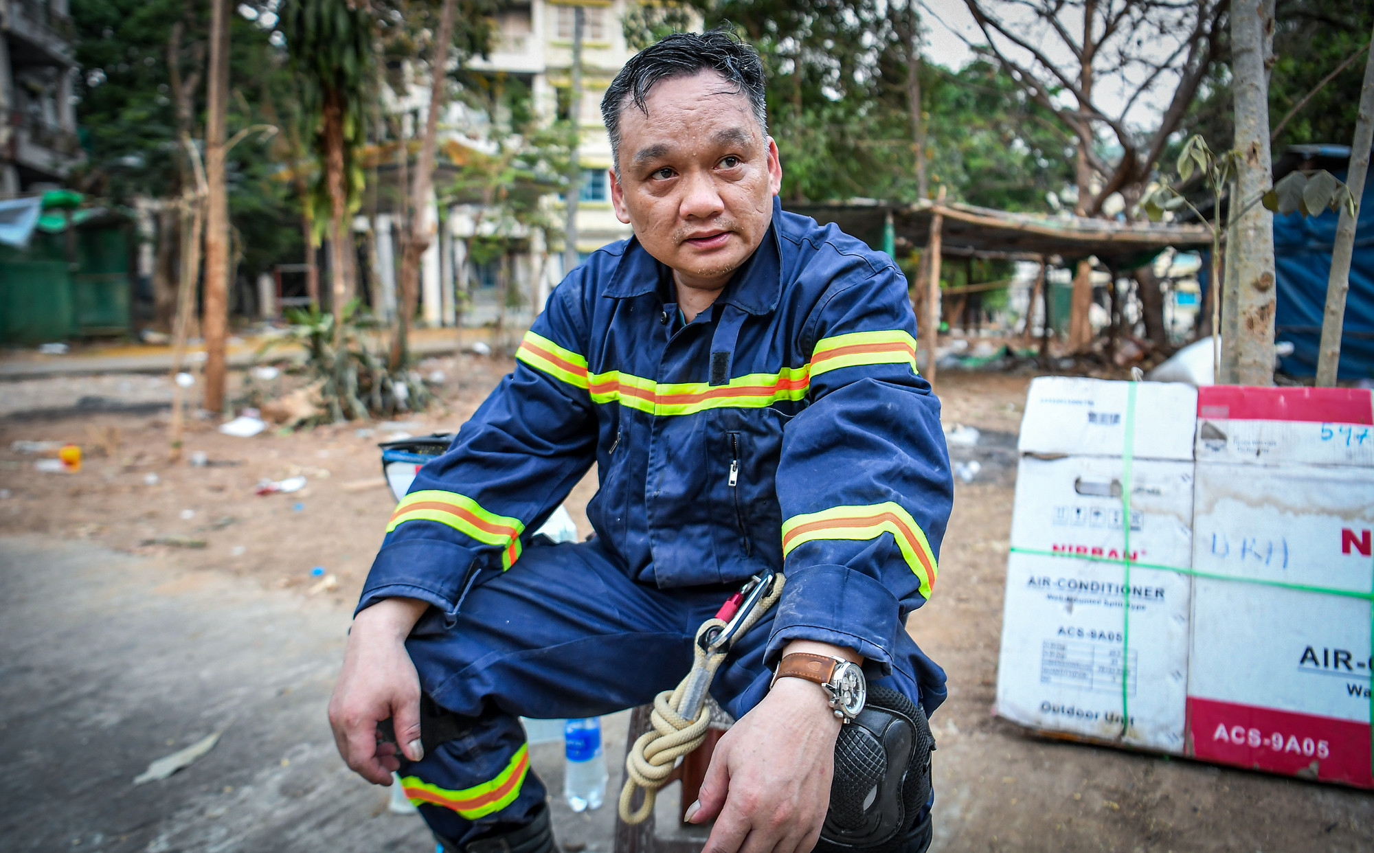 Trung tá Nguyễn Đình Dương, Đội trưởng Đội công tác chữa cháy, phòng Cảnh sát chữa cháy, Công an thành phố Hà Nội bên hiện trường vụ giải cứu "khó chưa từng có tại Myanmar".