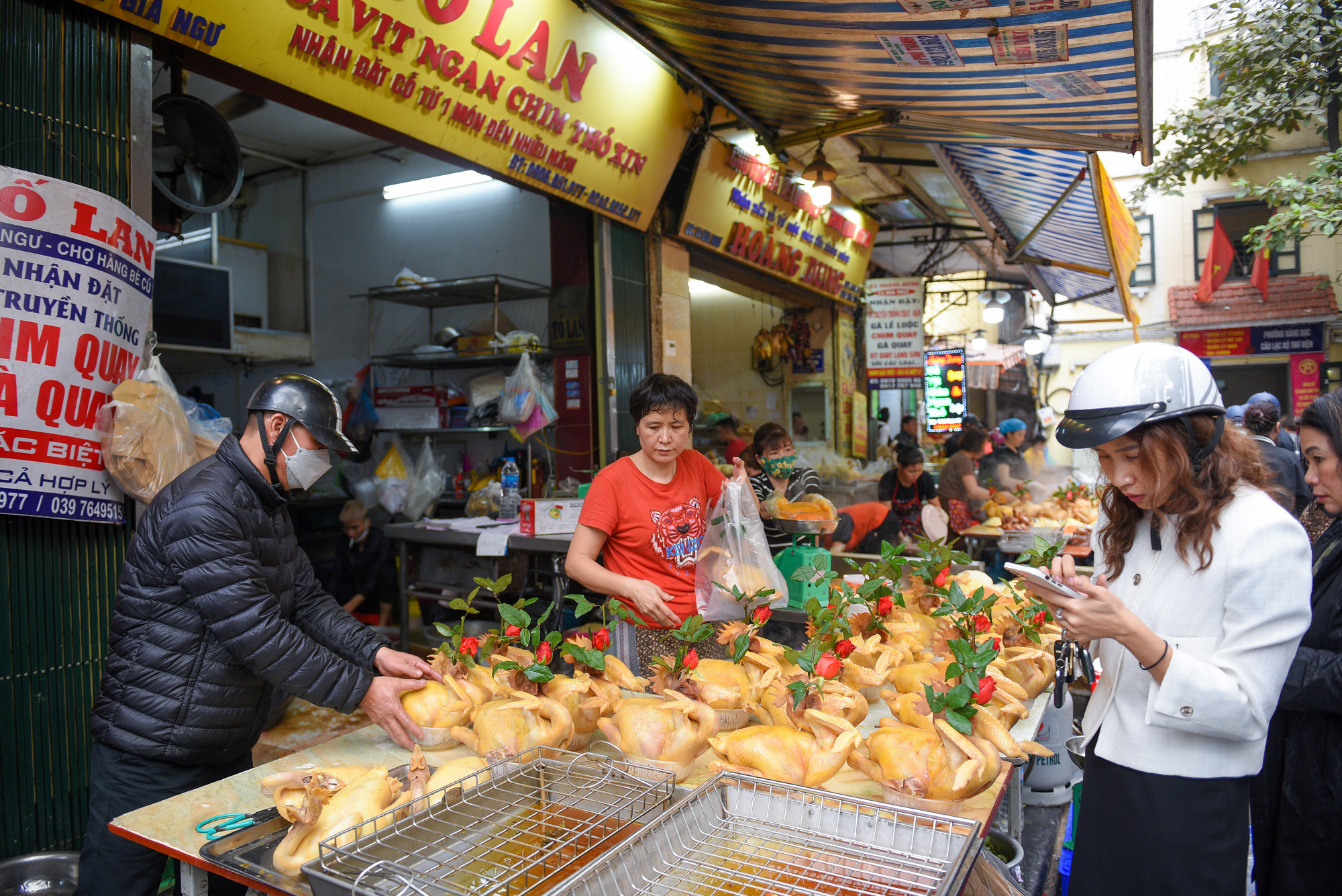 Đã từ rất lâu, khu chợ trở thành nơi quen thuộc cho nhiều người lựa chọn mua đồ chế biến sẵn để bày mâm cỗ thắp hương.