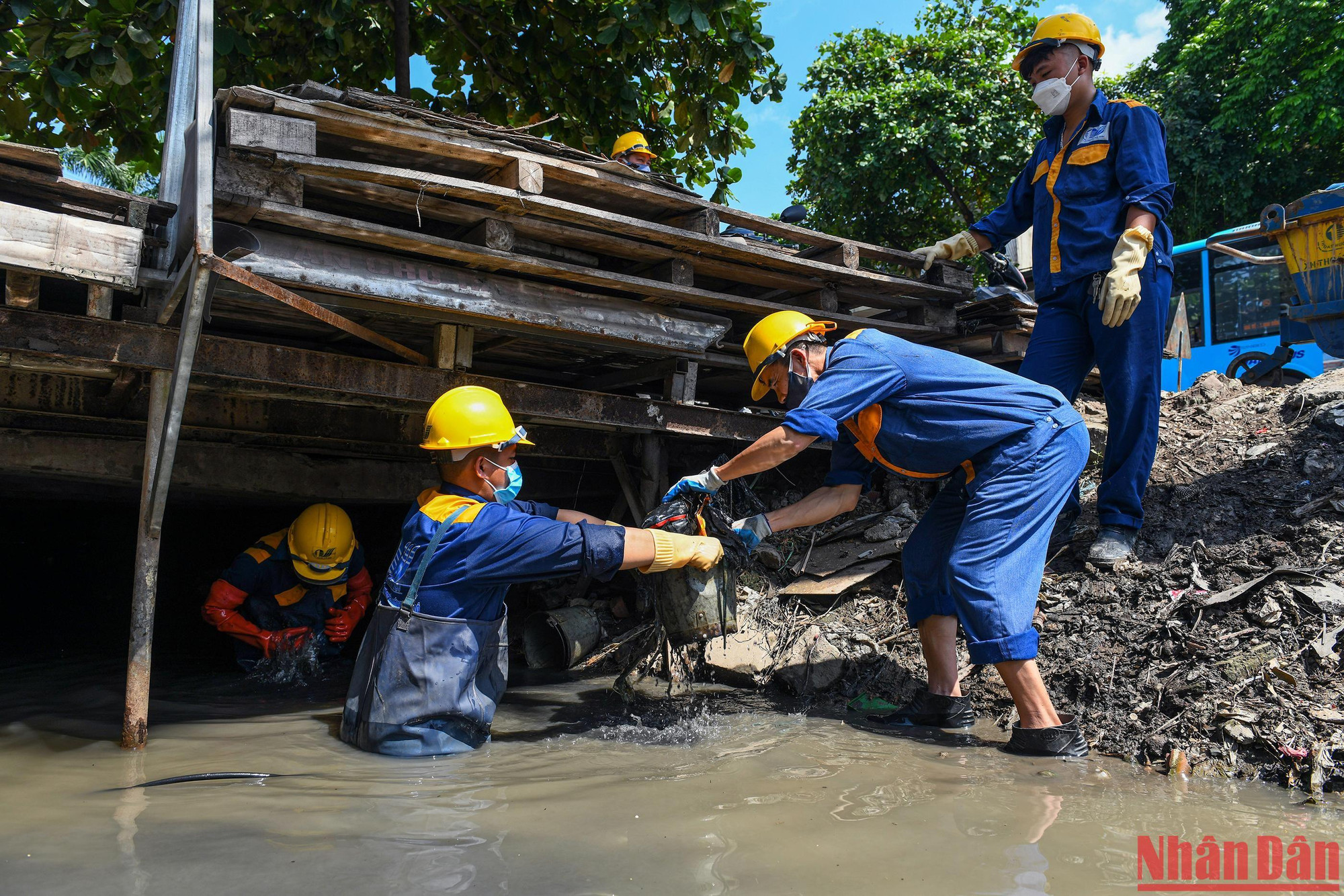Một ngày làm việc của các công nhân cống ngầm sẽ bắt đầu từ khoảng 7 giờ sáng. Sau khi mặc đồ bảo hộ, một "thợ cống" nhận trách nhiệm xuống dưới để khơi thông dòng chảy.
