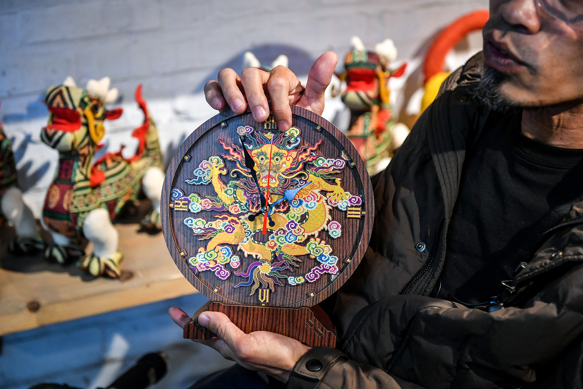 Bên cạnh thú nhồi bông, năm nay, xưởng may của anh Hoài cũng cho ra mắt sản phầm đồng hồ có biểu tượng Rồng dựa trên nguyên mẫu linh vật thêu trên long bào đời Nguyễn. Tất cả được in và được xử lý bền, không bị cong vênh.