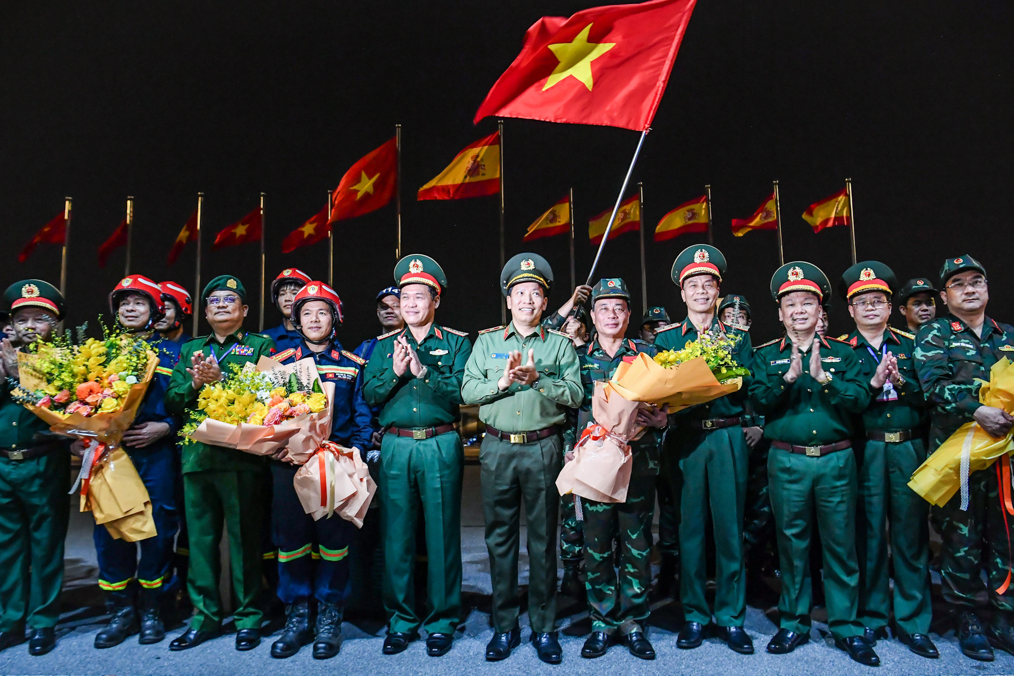 Thượng tướng Vũ Hải Sản, Ủy viên Trung ương Đảng, Thứ trưởng Quốc phòng và Trung tướng Lê Văn Tuyến, Thứ trưởng Công an cùng đại diện các đơn vị chúc mừng đoàn công tác cứu hộ cứu nạn Việt Nam đã hoàn thành xuất trước nhiệm vụ, trở về nước an toàn.