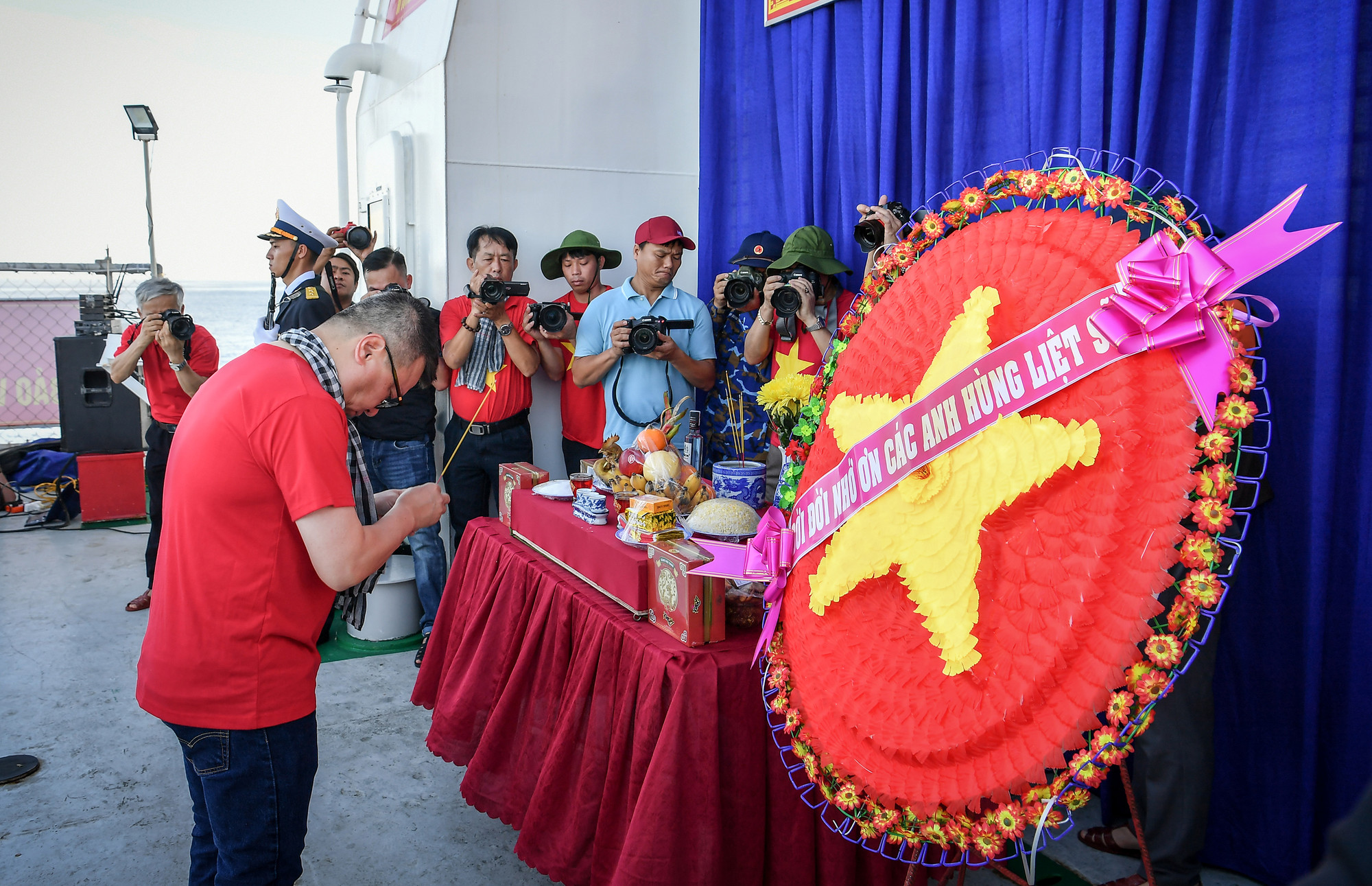 Nhà báo Lê Quốc Minh, Ủy viên Trung ương Đảng, Tổng Biên tập Báo Nhân Dân, Phó Trưởng Ban Tuyên giáo và Dân vận Trung ương, Chủ tịch Hội Nhà báo Việt Nam thành kính dâng lên các anh hùng liệt sĩ những nén hương thơm.