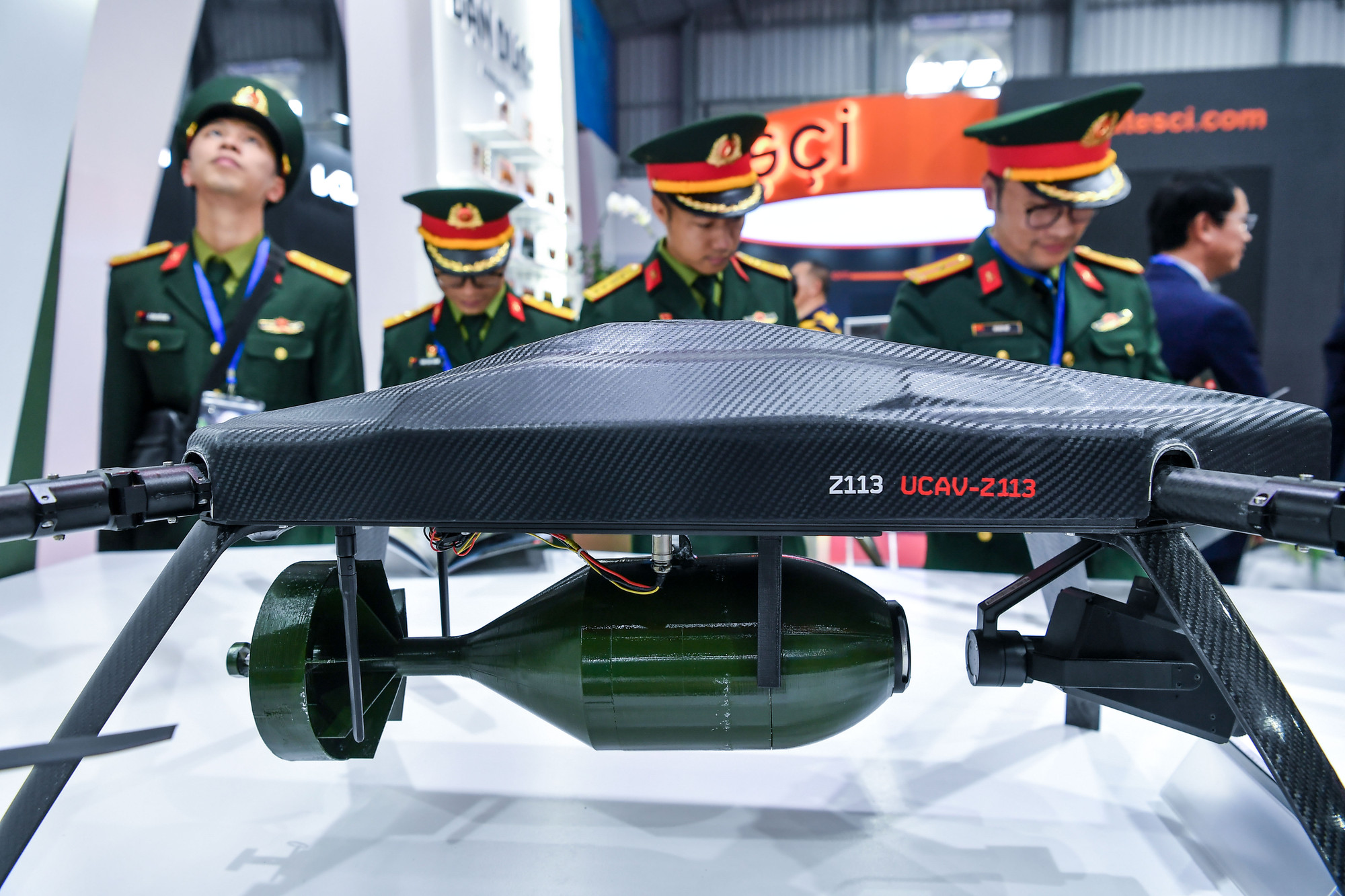 Trong ảnh là UAV Z113 do Nhà máy Z113 (Tổng cục Công nghiệp Quốc phòng) sản xuất, đặc biệt nổi bật với nhiều tính năng hiệu quả cho việc hỗ trợ công tác chữa cháy và cứu hộ.