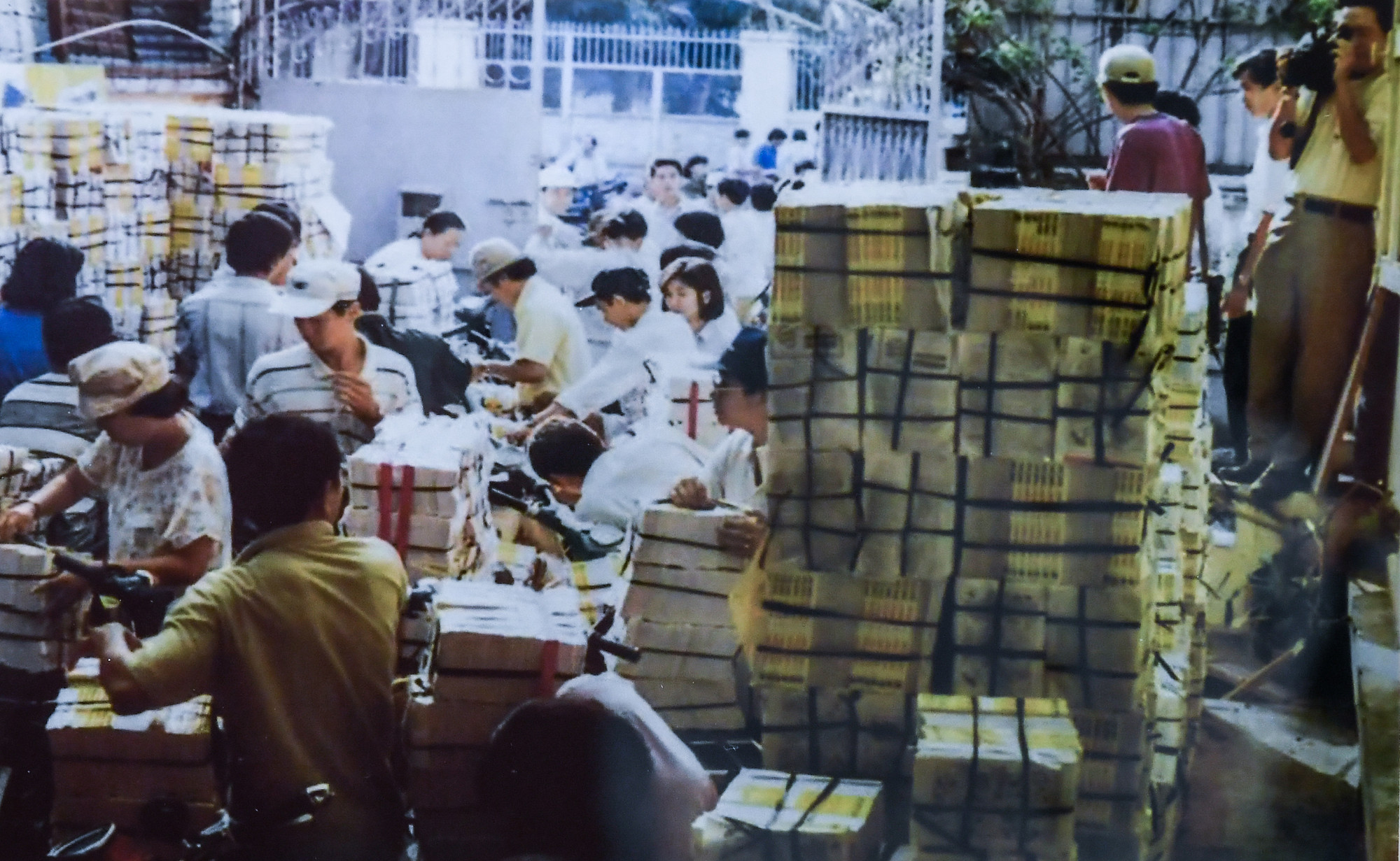 Ngày 22/12/1992, do trục trặc ở khâu in ấn (cúp điện), sách ra chậm hơn thông báo. Một quang cảnh nhộn nhịp diễn ra ở sân Nhà xuất bản Kim Đồng: Dân phát hành sách đứng đầy nghẹt, họ chờ đợi Doraemon từng giờ, câu hỏi 'Chừng nào có sách' liên tục truyền miệng. (Ảnh: Tư liệu) Ngày 22/12/1992, do trục trặc ở khâu in ấn (cúp điện), sách ra chậm hơn thông báo. Một quang cảnh nhộn nhịp diễn ra ở sân Nhà xuất bản Kim Đồng: Dân phát hành sách đứng đầy nghẹt, họ chờ đợi Doraemon từng giờ, câu hỏi 'Chừng nào có sách' liên tục truyền miệng. (Ảnh: Tư liệu)