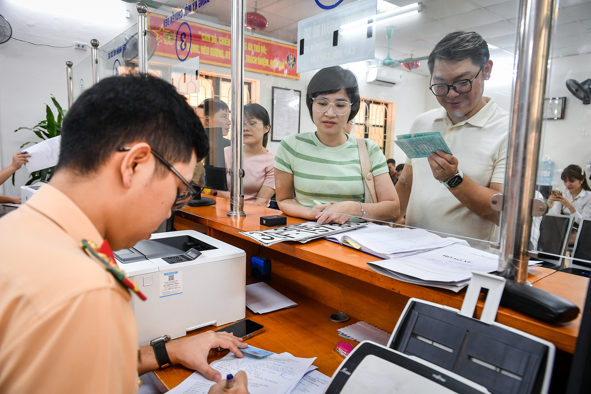 Vợ chồng anh Tùng, chị Hoa (Quận Hoàn Kiếm) làm thủ tục thu hồi biển, vợ chồng anh vui vẻ chia sẻ: "Biển số này mình đã đăng ký định danh và rất yêu thích biển số 30F 157.88 này vợ chồng tôi làm thủ tục thu hồi biển chờ mua được xe đẹp, xe xịn sẽ lắp biển số này”.