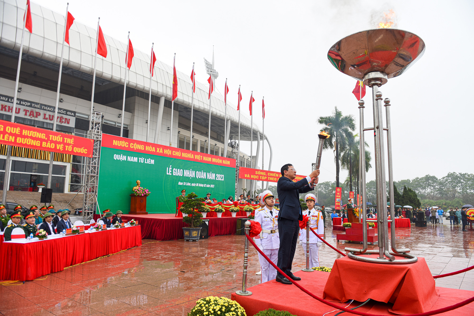 Ngọn đuốc truyền thống được thắp lên, tượng trưng cho tinh thần, ý chí của các tân binh trong ngày nhập ngũ.