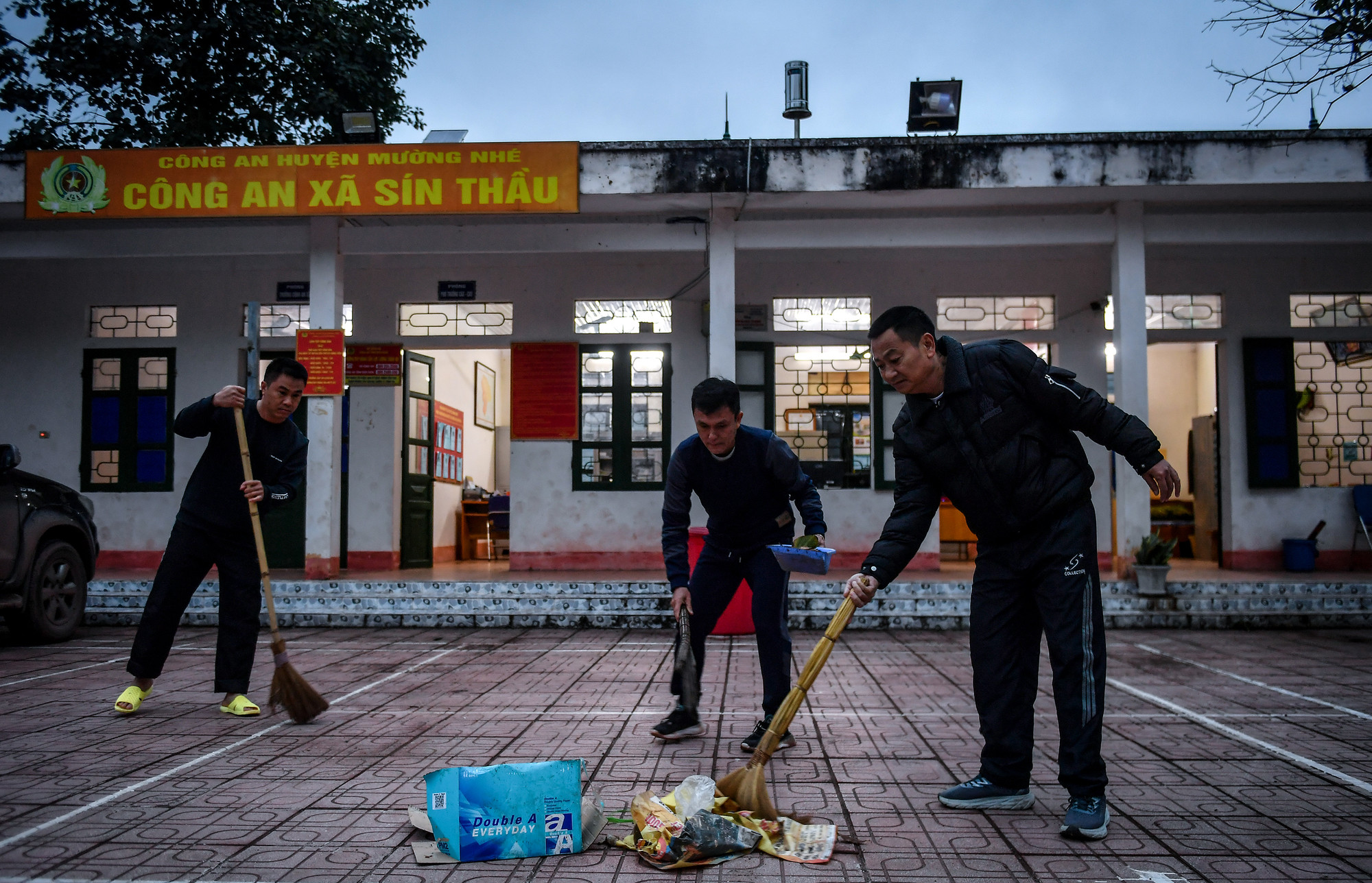 [Ảnh] Một ngày của công an xã nơi cực tây Tổ quốc ảnh 1