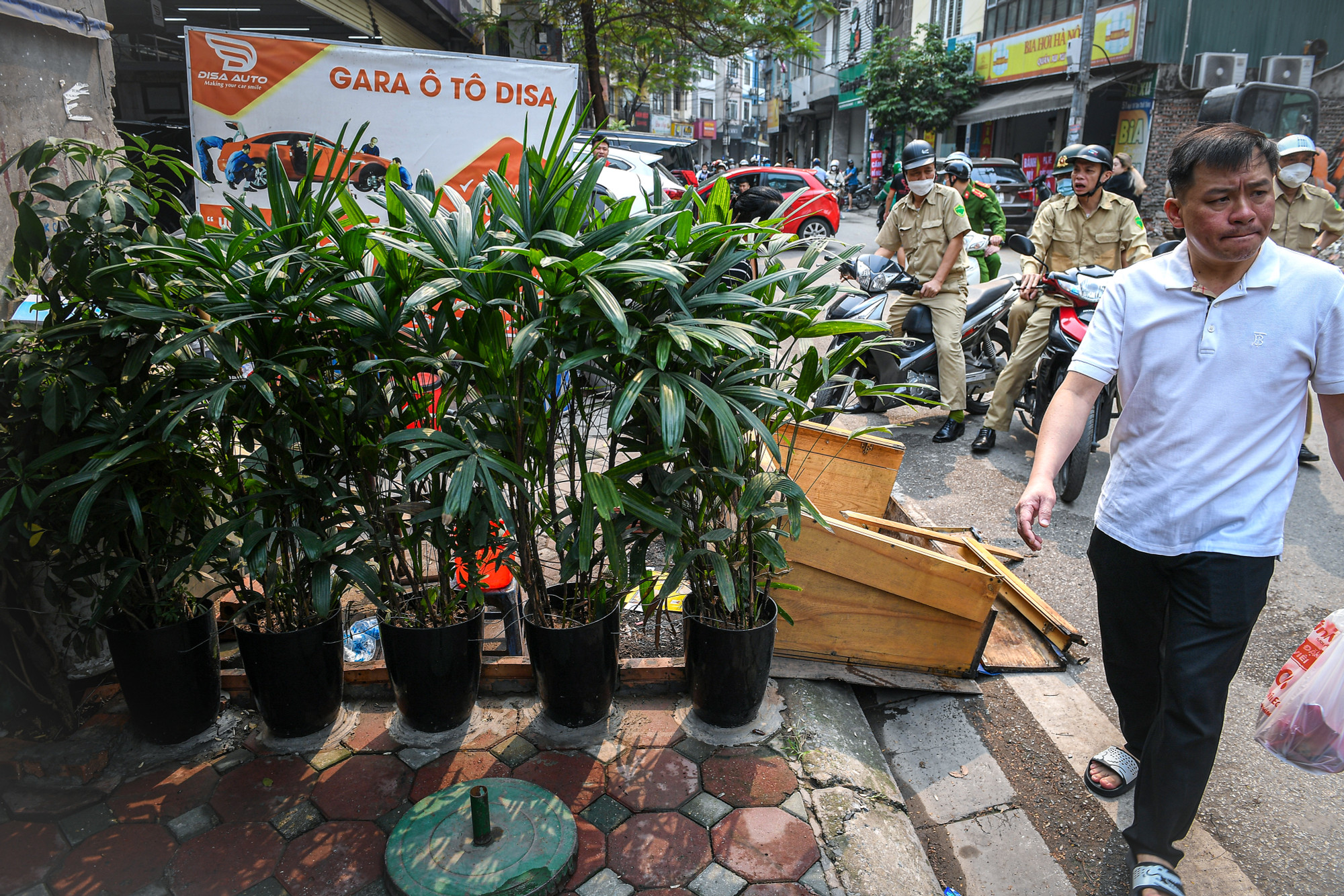 Tại địa điểm này, chủ một quán cà-phê thậm chí dùng xi-măng để "cố định" các chậu cây cảnh ngay trên vỉa hè. Tổ công tác của Ủy ban nhân dân phường Trung Liệt đã kiên quyết yêu cầu chủ cơ sở phá bỏ, trả lại phần không gian công cộng này cho người đi bộ. Tại địa điểm này, chủ một quán cà-phê thậm chí dùng xi-măng để "cố định" các chậu cây cảnh ngay trên vỉa hè. Tổ công tác của Ủy ban nhân dân phường Trung Liệt đã kiên quyết yêu cầu chủ cơ sở phá bỏ, trả lại phần không gian công cộng này cho người đi bộ.