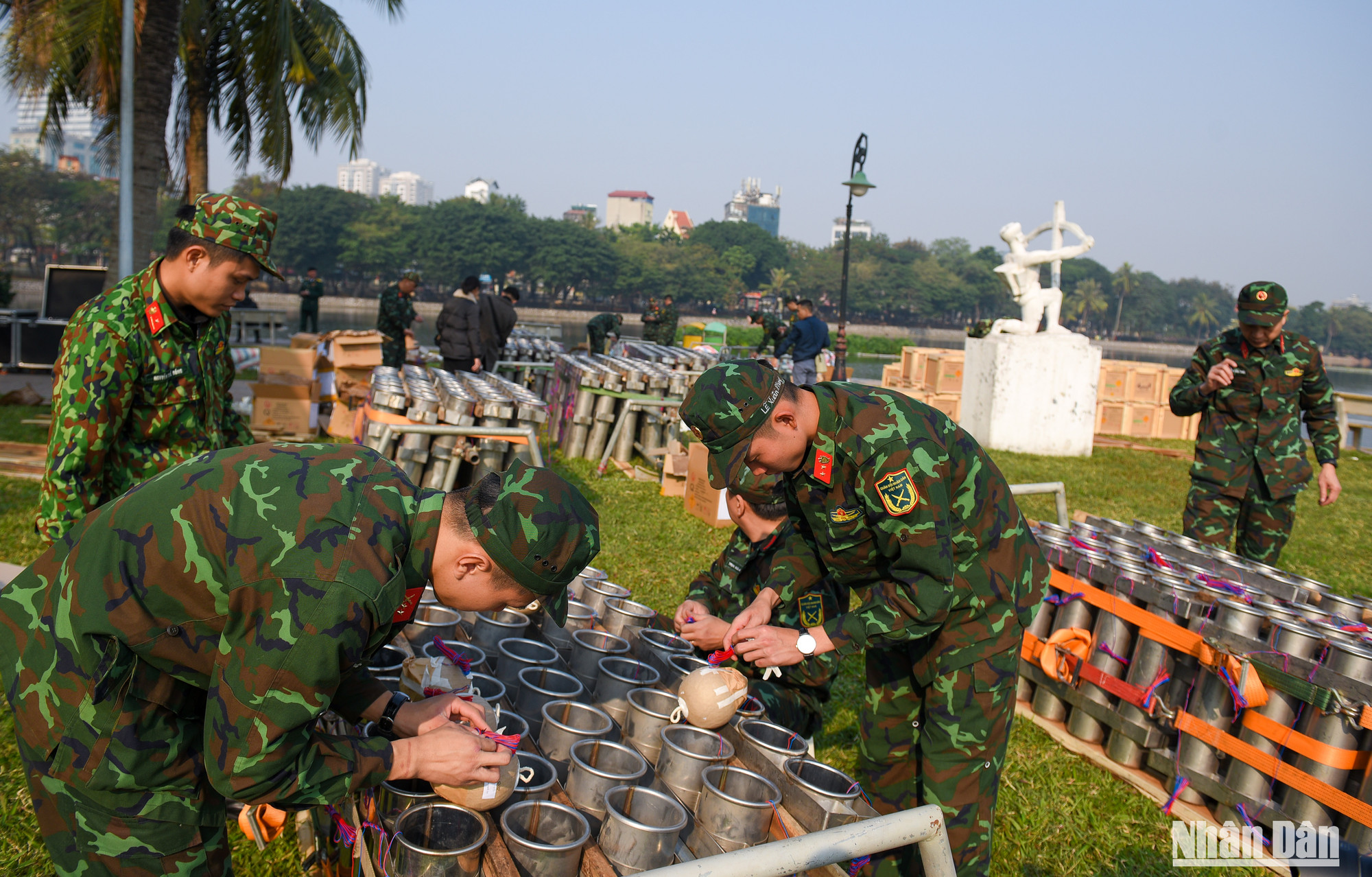Với sự tham gia của 200 người thuộc 17 lực lượng, trận địa pháo tại điểm bắn Công viên Thống Nhất đã sẵn sàng phục vụ người dân ngắm pháo hoa vào giao thừa.