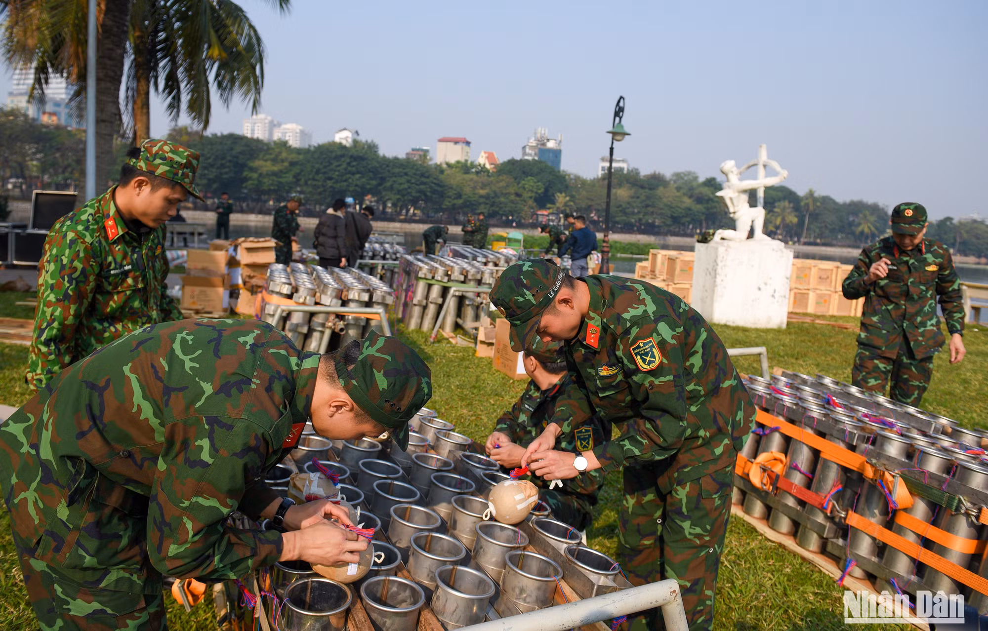 Với sự tham gia của 200 người thuộc 17 lực lượng, trận địa pháo tại điểm bắn Công viên Thống Nhất đã sẵn sàng phục vụ người dân ngắm pháo hoa vào giao thừa.